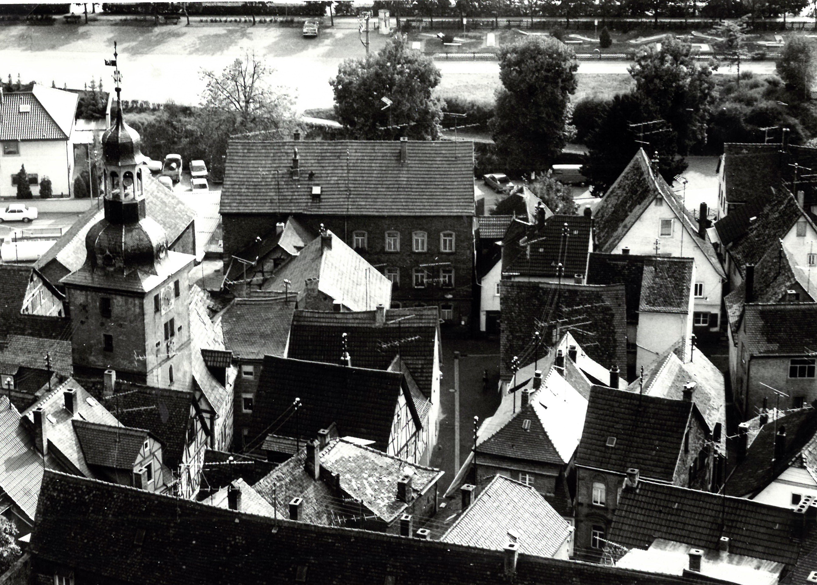 Blick von der Burg auf die Altstadt, Gasthaus "Goldenes Kreuz" und Minigolfplatz