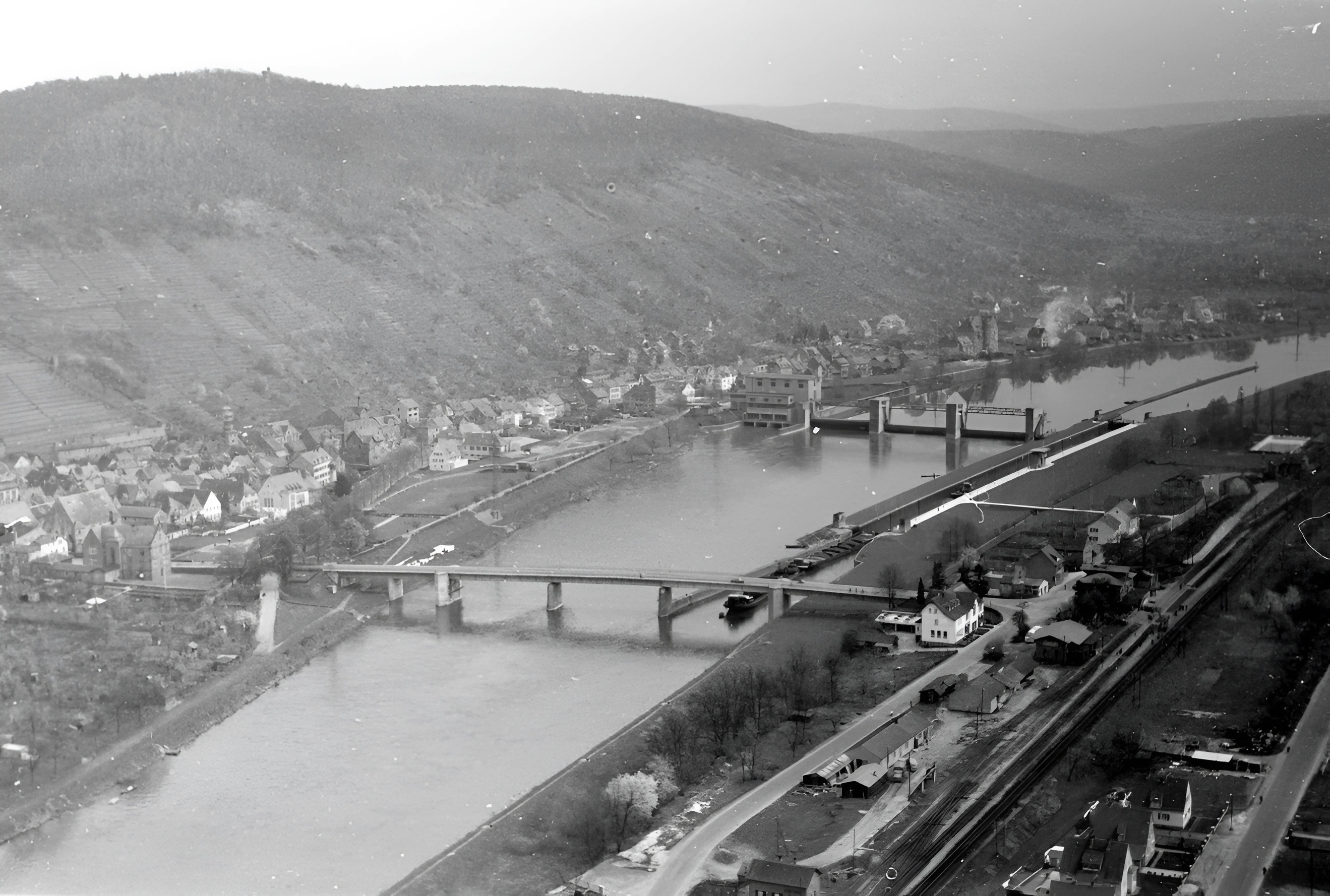 Luftaufnahme mit Mainbrücke und Hotel Schöne Aussicht