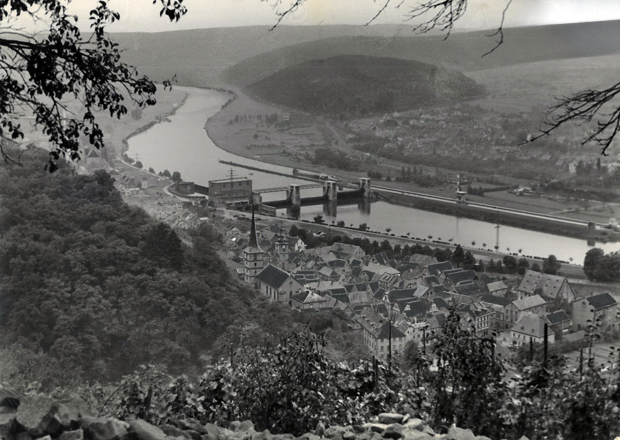 Blick vom Hohberg auf die Staustufe