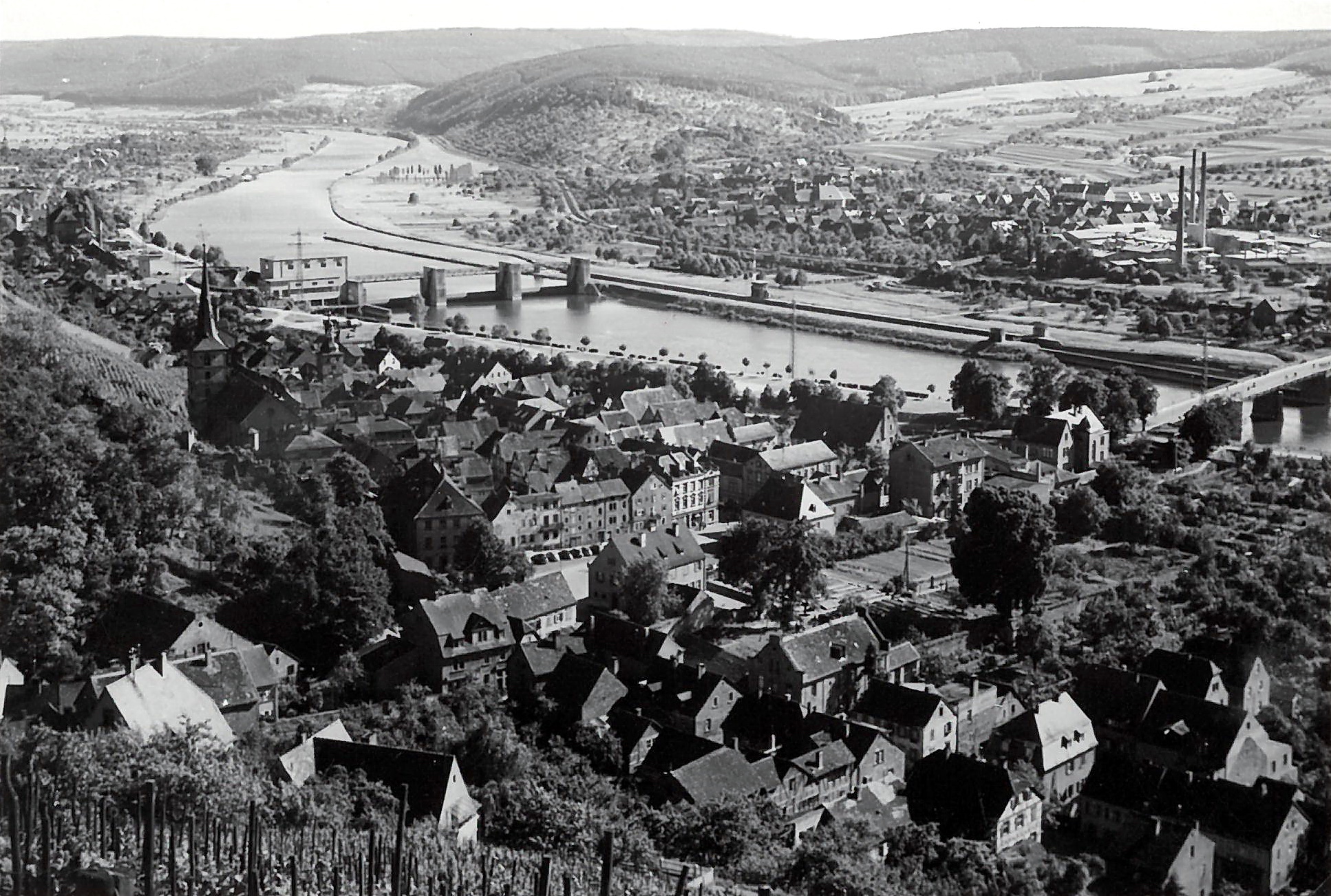 Blick vom Hohberg auf den Main und die Staustufe