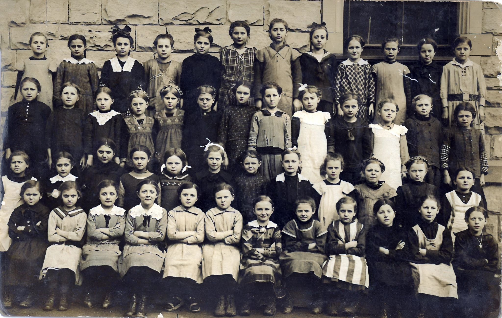 Gruppenfoto im Hof der Mädchenschule