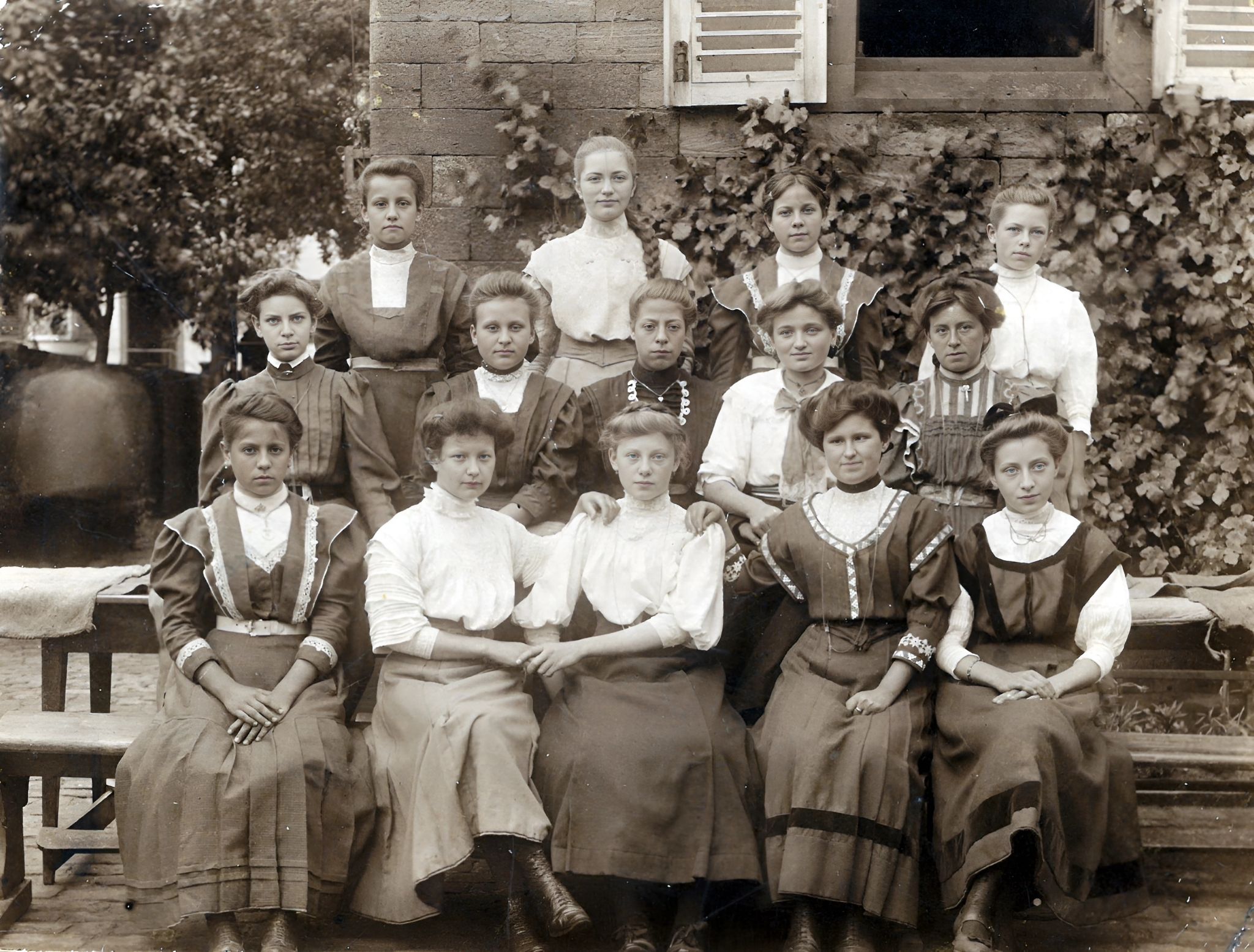 Gruppenfoto im Hof der Mädchenschule