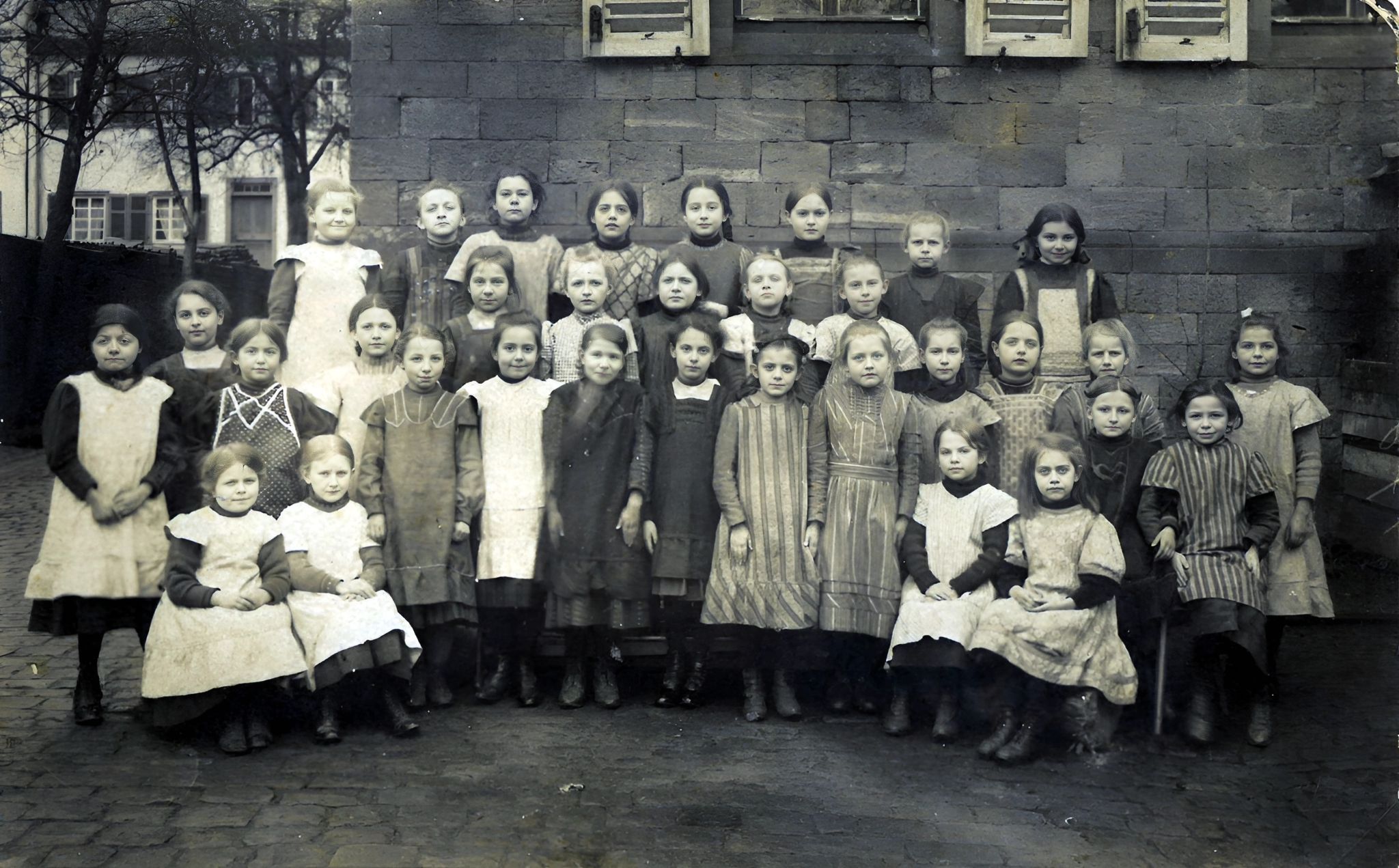 Gruppenfoto der Schülerinnen der Mädchenschule um 1910
