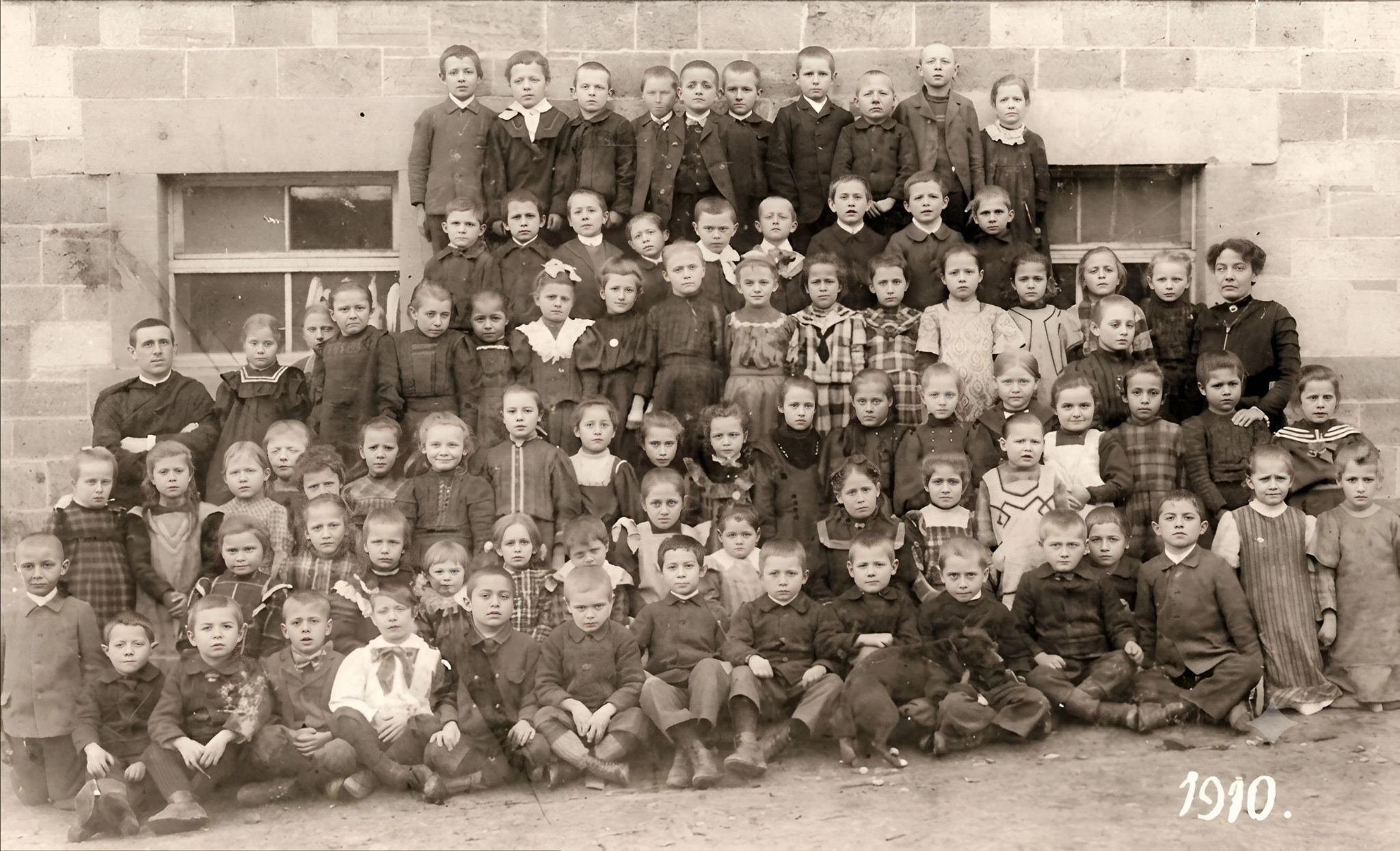 Gruppenfoto an der Volksschule in der Rathausstraße 1910