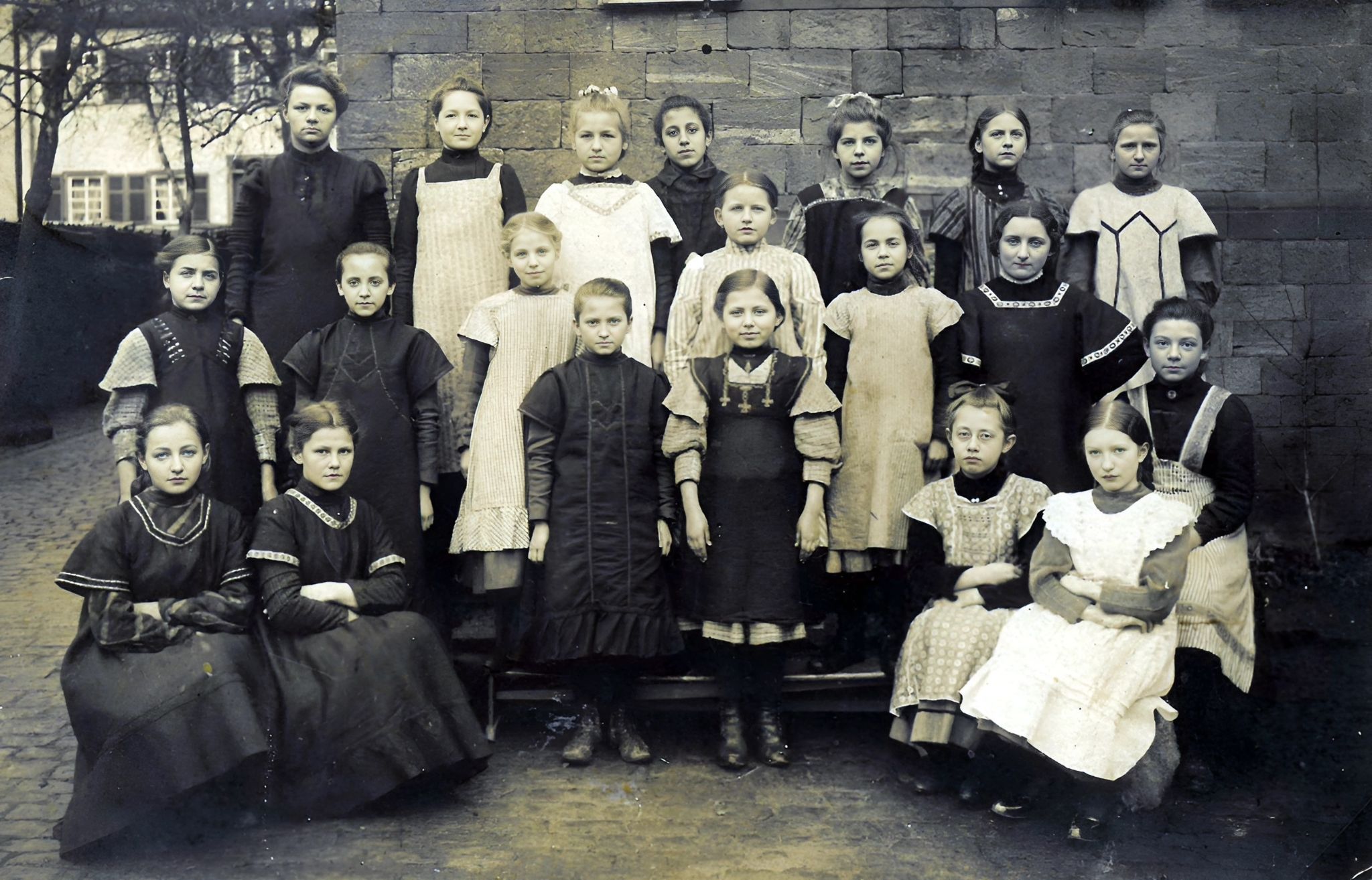 Gruppenfoto der Schülerinnen der Mädchenschule um 1910