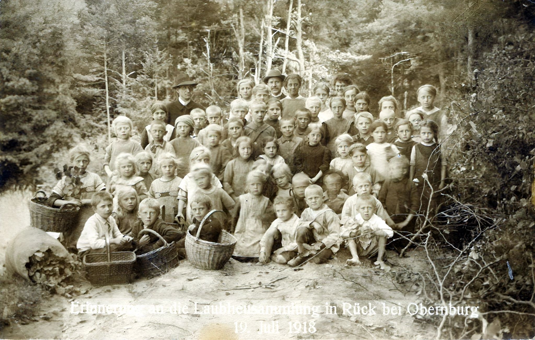 Gruppenfoto Laubheusammlung mit Lehrer Dorn in Rück 1918