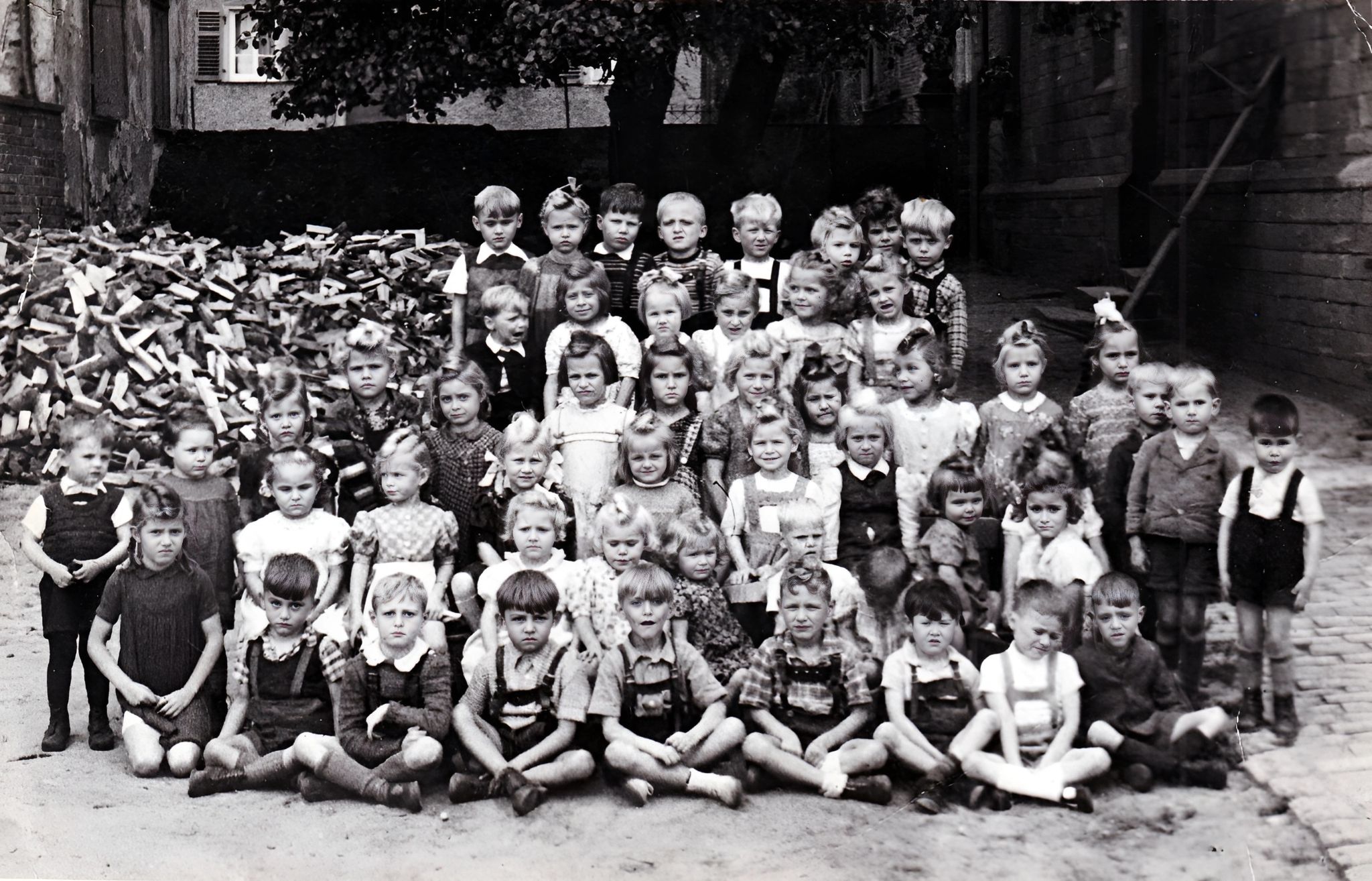 Gruppenfoto der Geburtsjahrgänge 1942-1945 im Hof der Mädchenschule