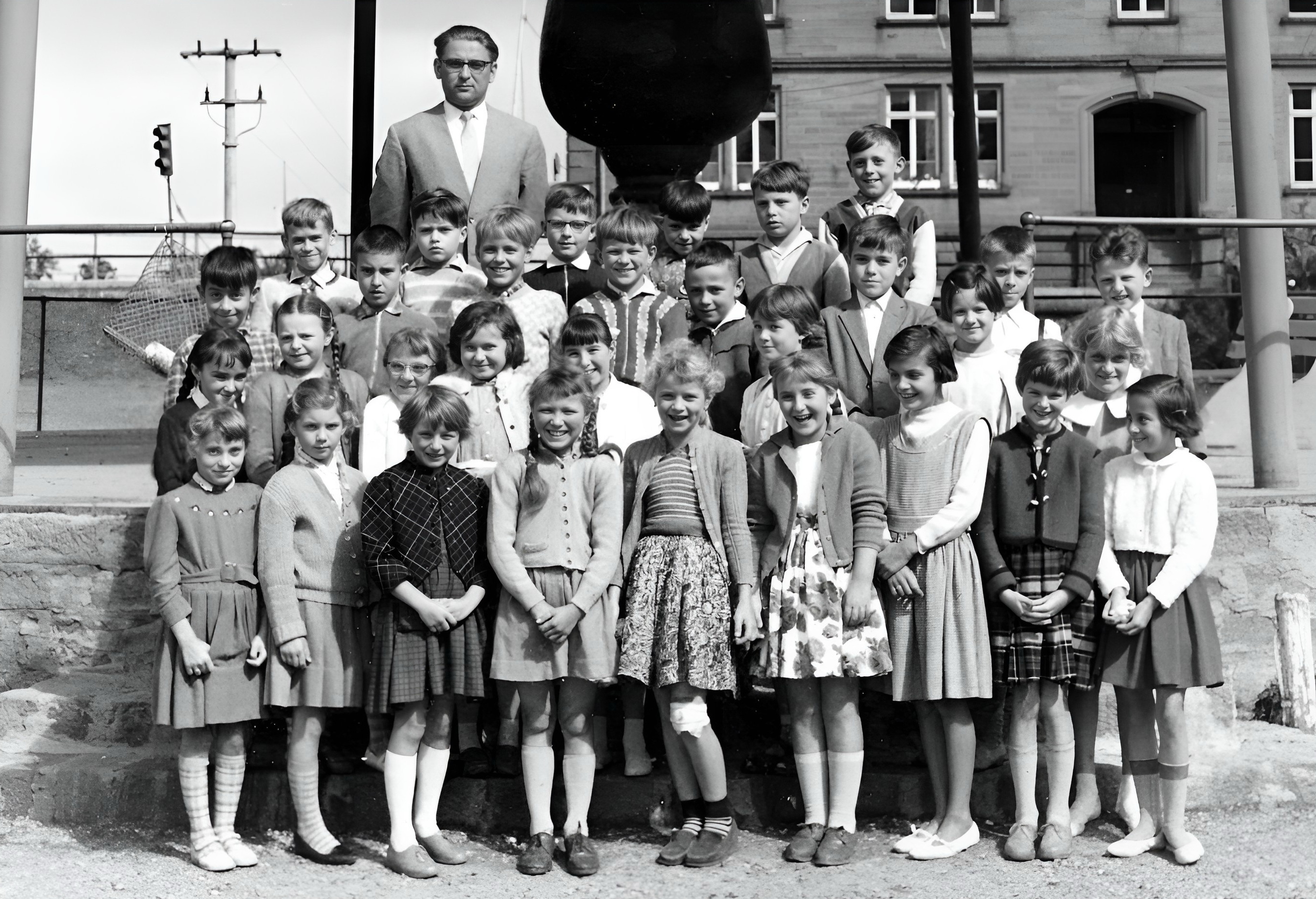 Gruppenfoto 3. Klasse mit Lehrer Reinhold Zahn 1960