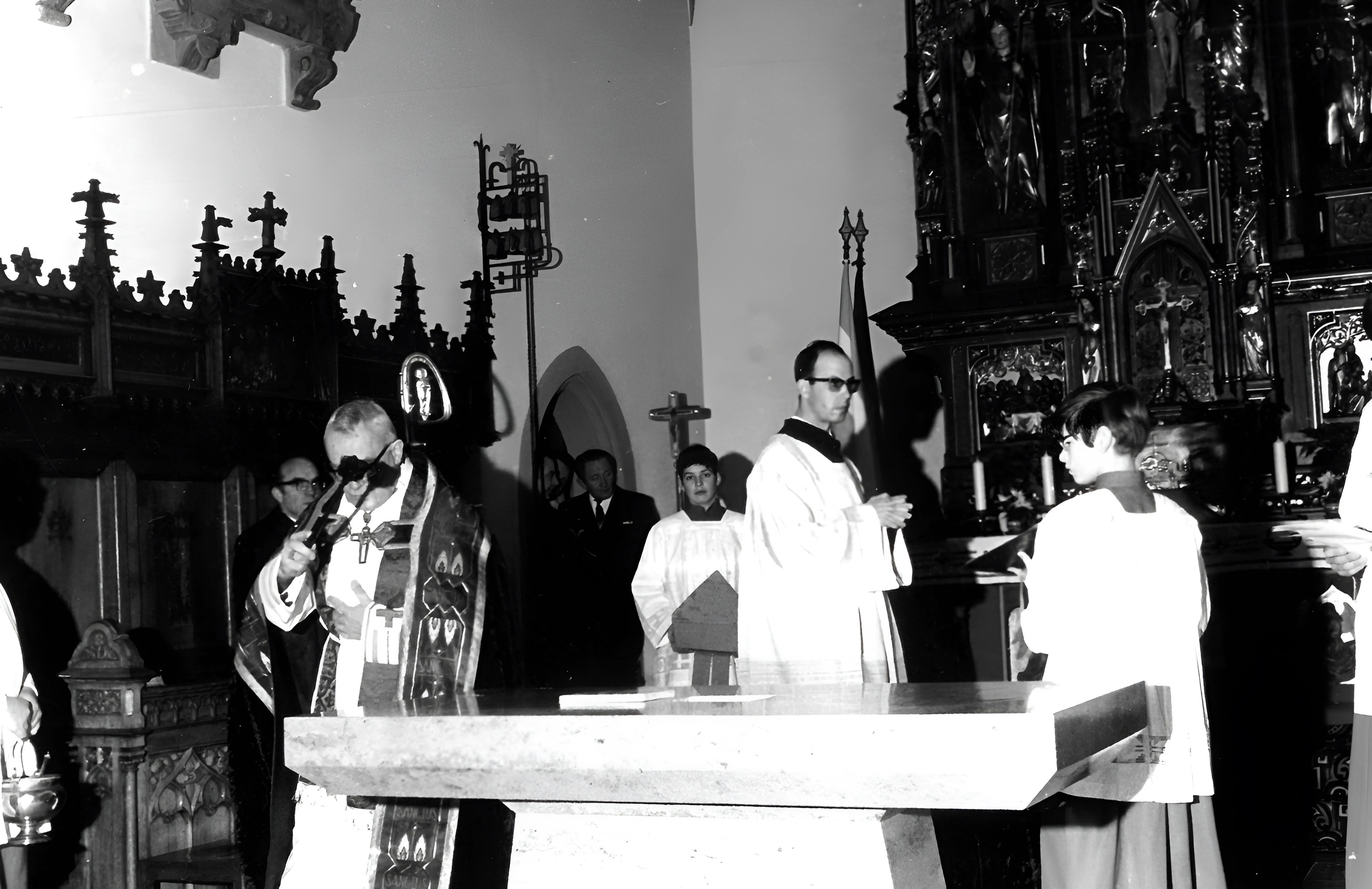 Einweihung des neuen Altars am 16.01.1972 durch Bischof Dr. Josef Stangl