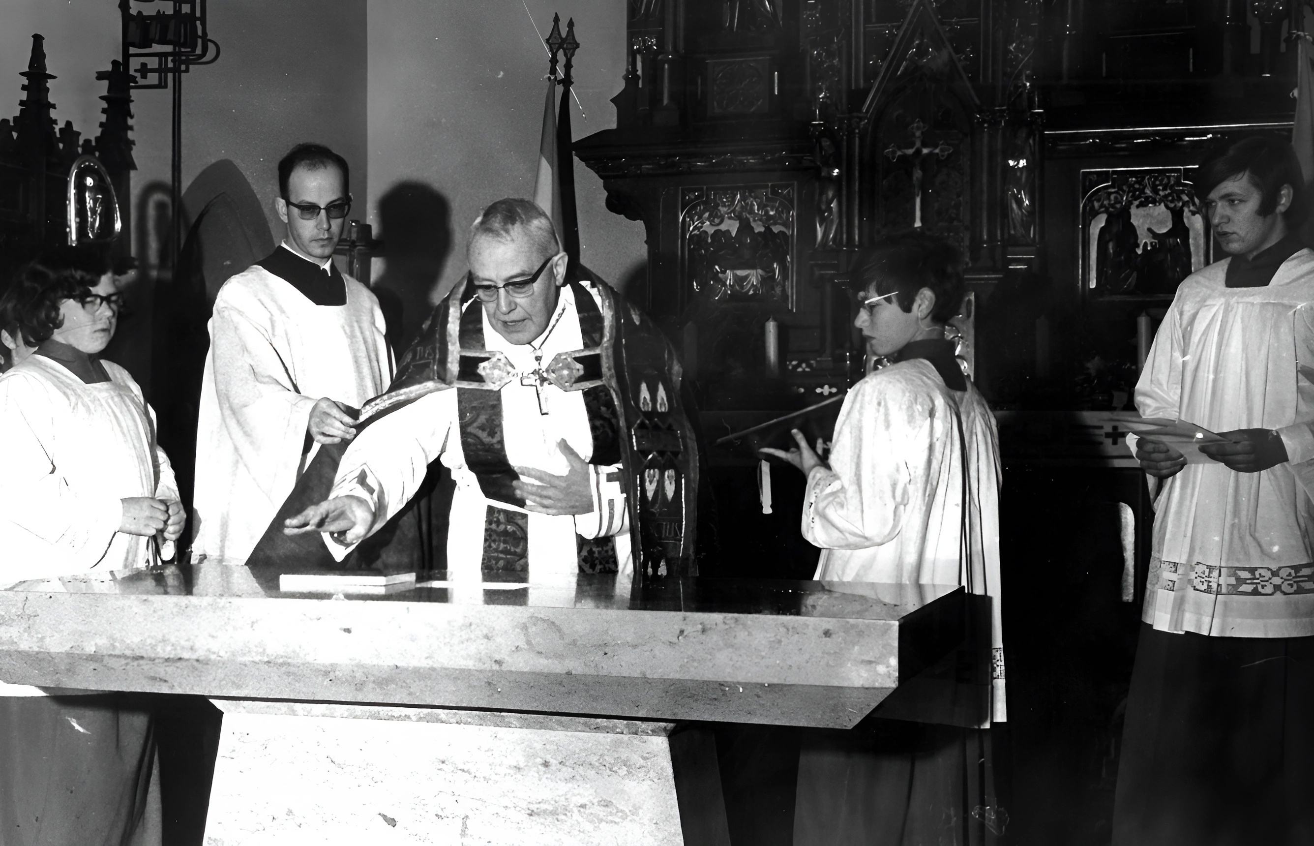 Einweihung des neuen Altars am 16.01.1972 durch Bischof Dr. Josef Stangl