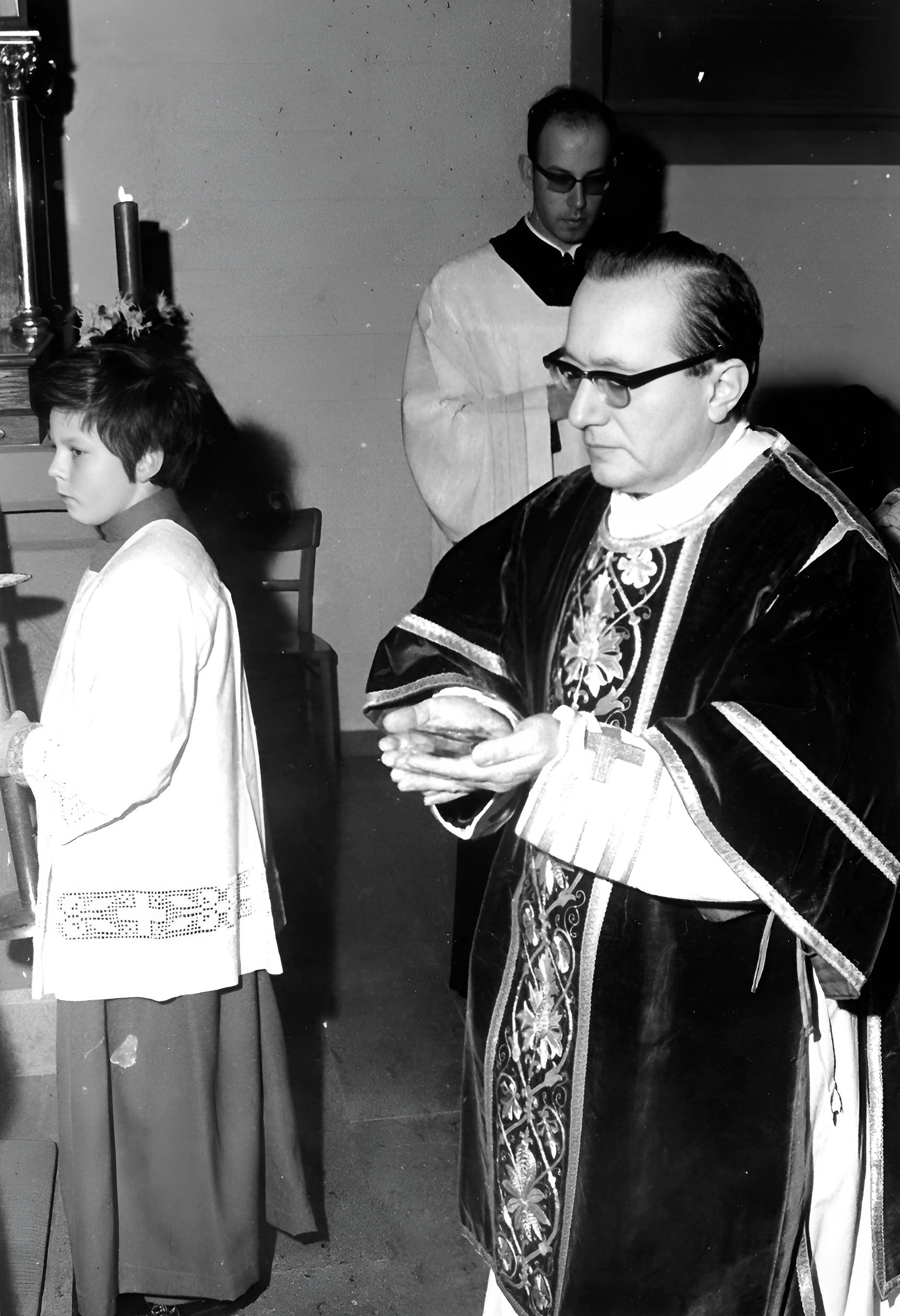 Einweihung des neuen Altars am 16.01.1972 durch Bischof Dr. Josef Stangl