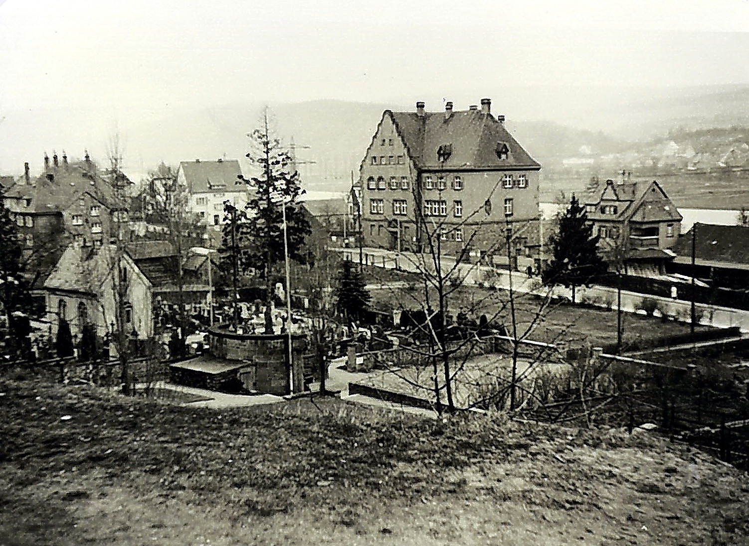 Der Friedhof mit dem benachbarten Vermessungsamt