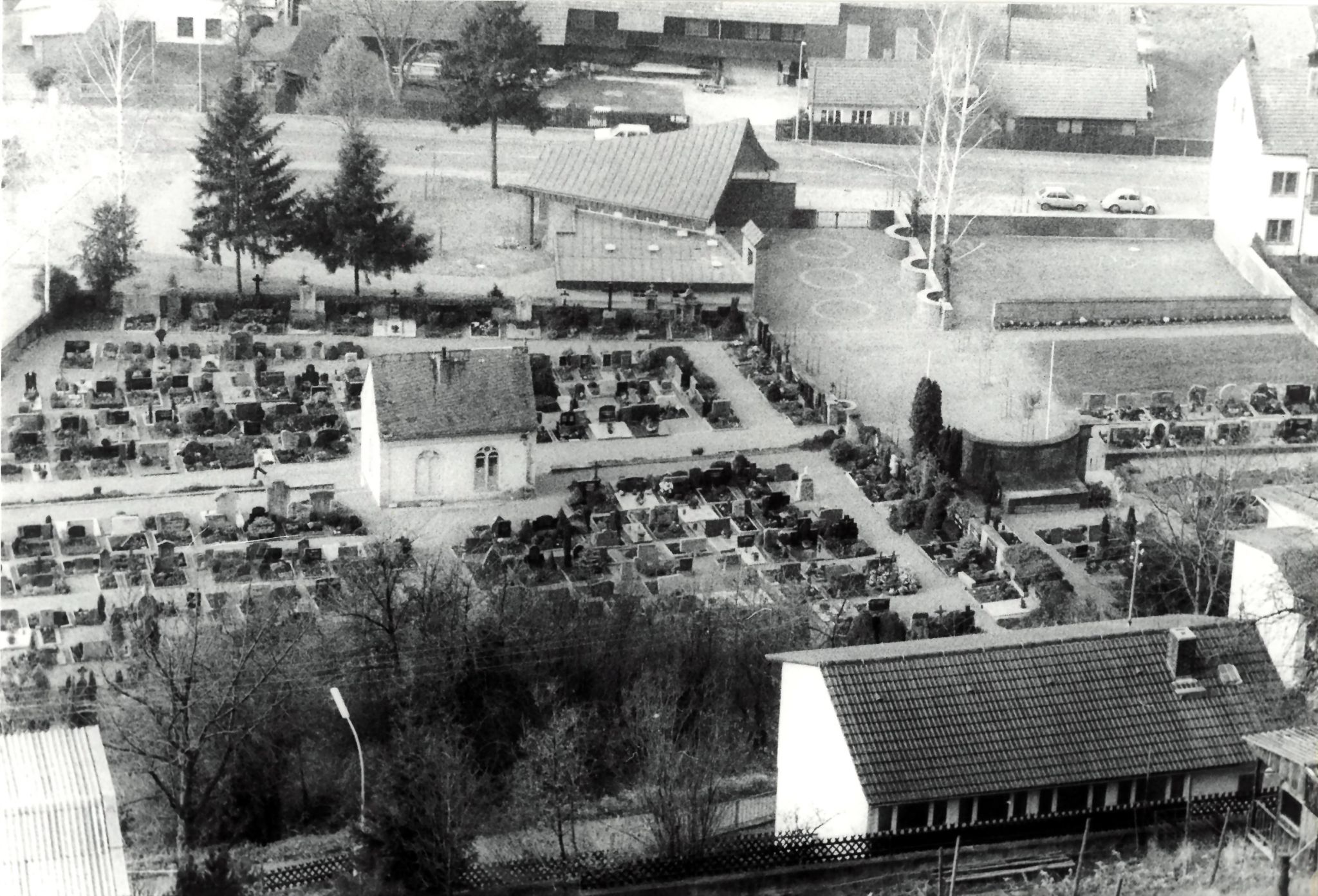 Der Friedhof mit neuer Einsegnungshalle um 1988