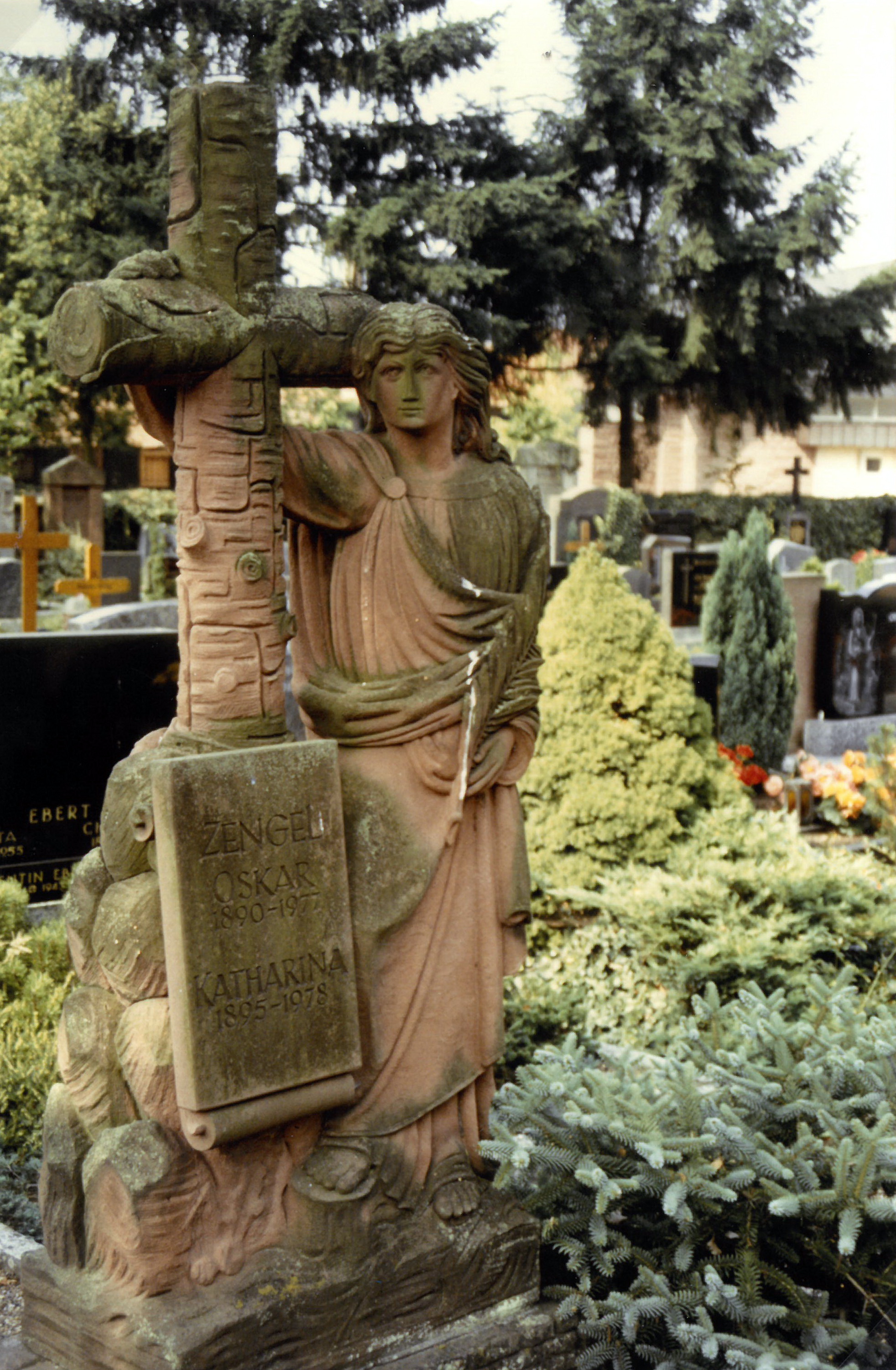 Grabstein am Familiengrab der Familie Zengel