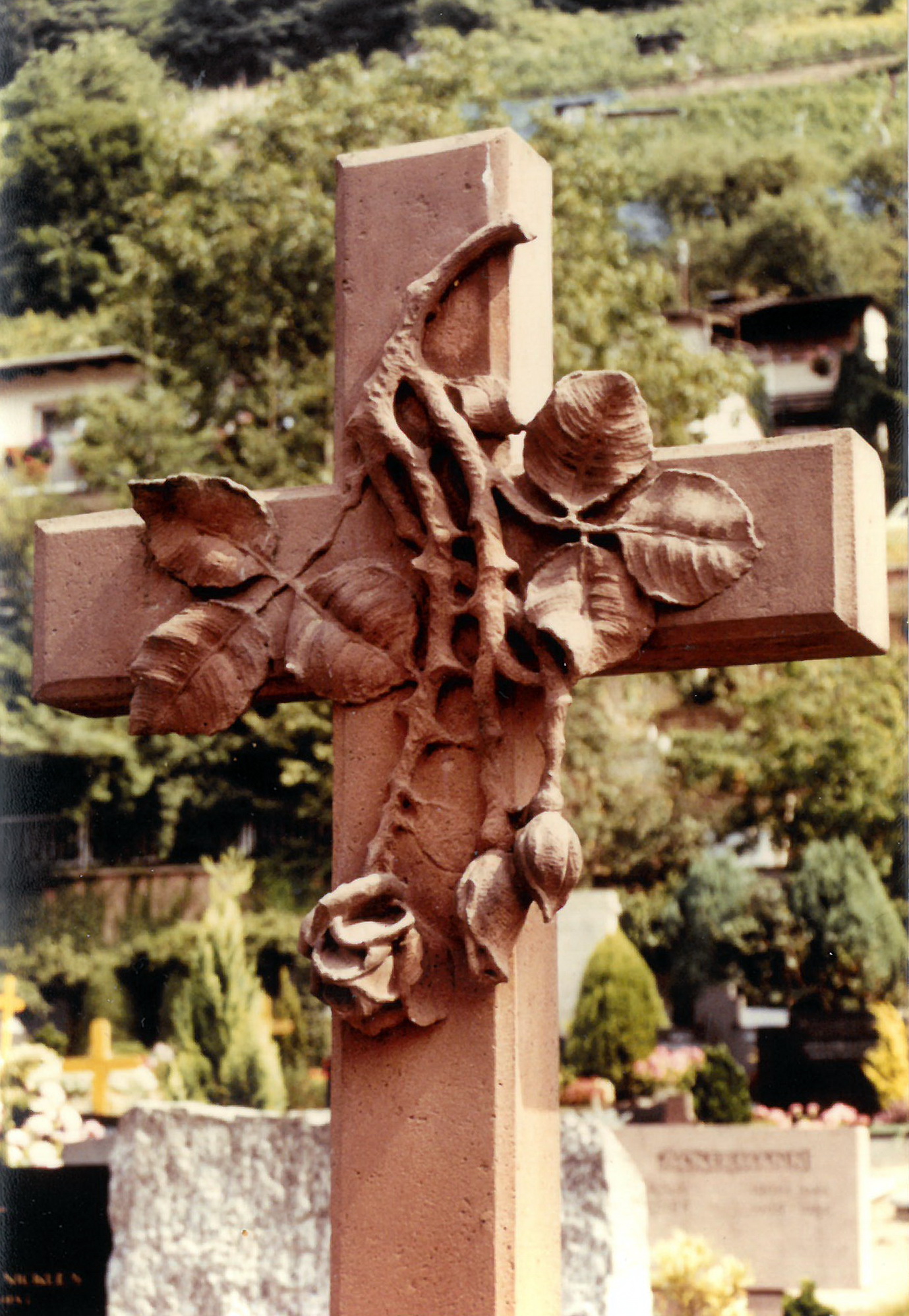 Grabstein mit Rosen aus Sandstein