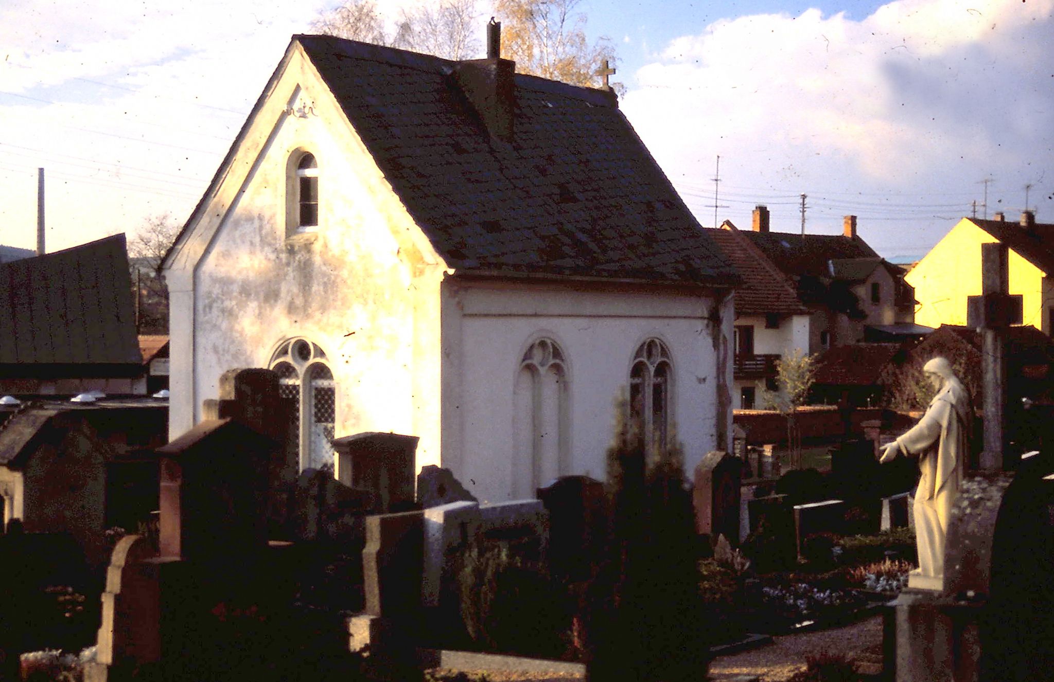 Das ehemalige Leichenhaus (Süd- und Ostseite)