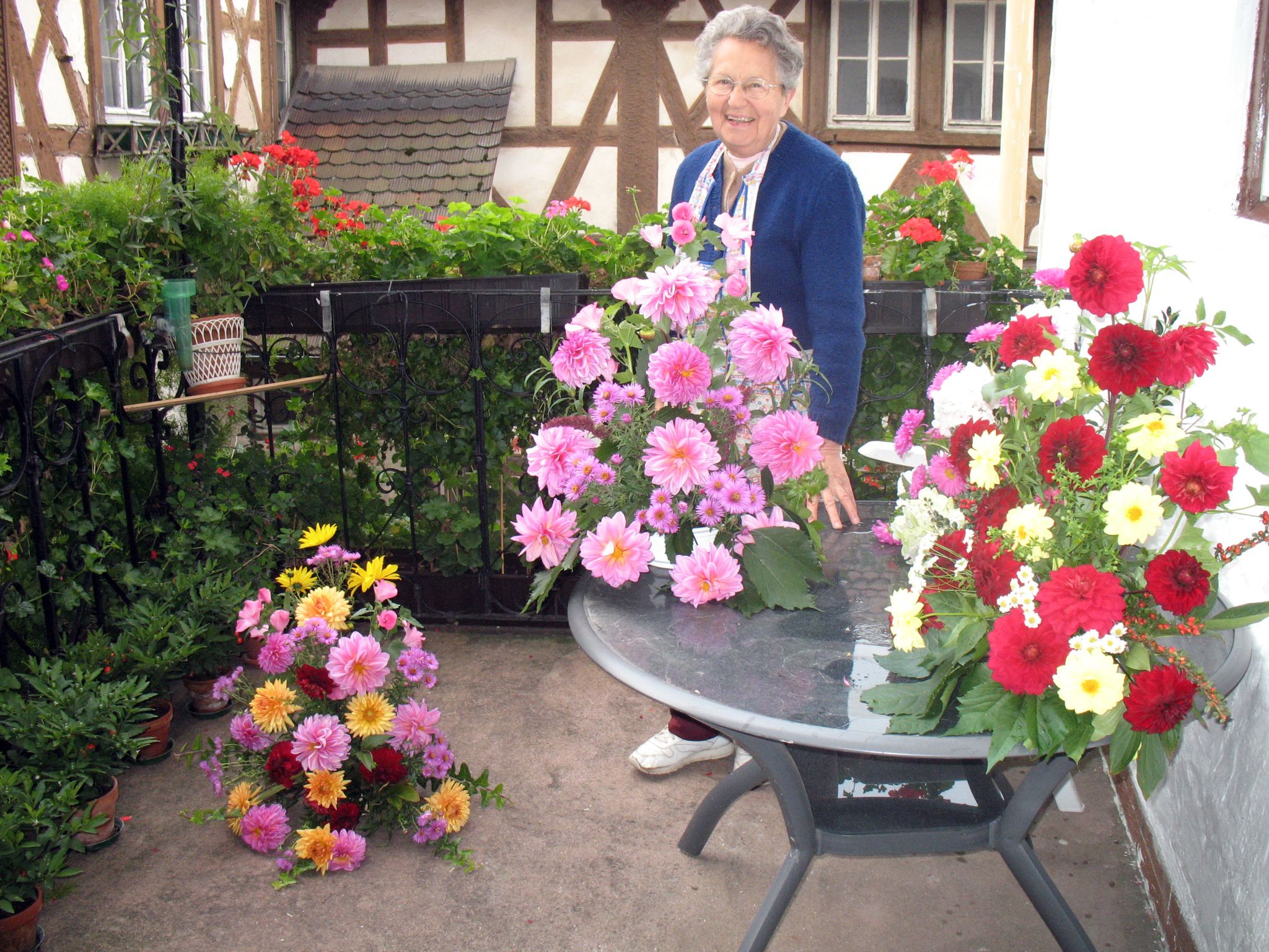 Hella Pfister bereitet den Blumenschmuck für den Erntedankgottesdienst 2008 vor