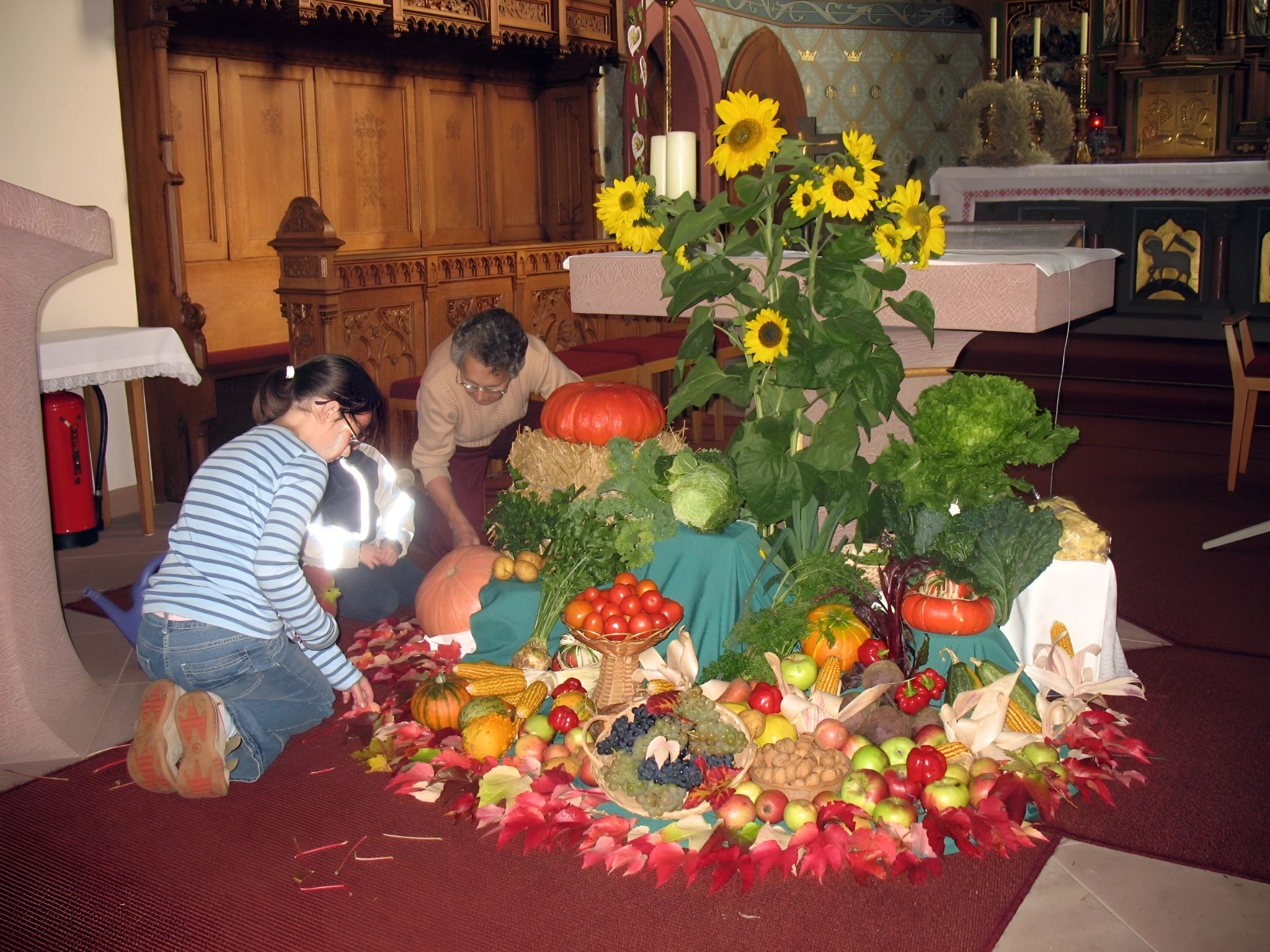 Beim Aufbau des Erntedankaltars 2008