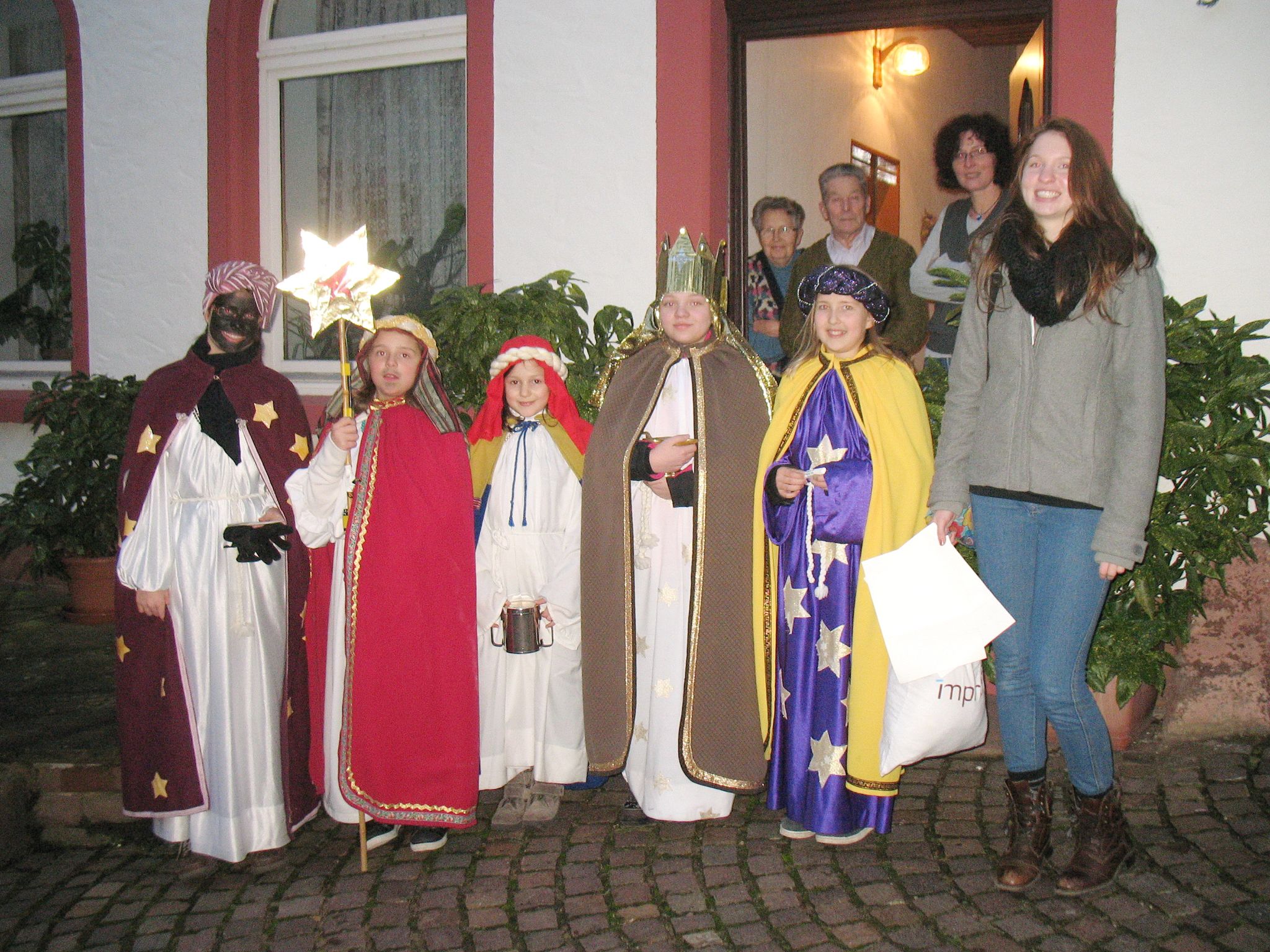 Sternsingergruppe 2012 vor der Kirchenstraße 3