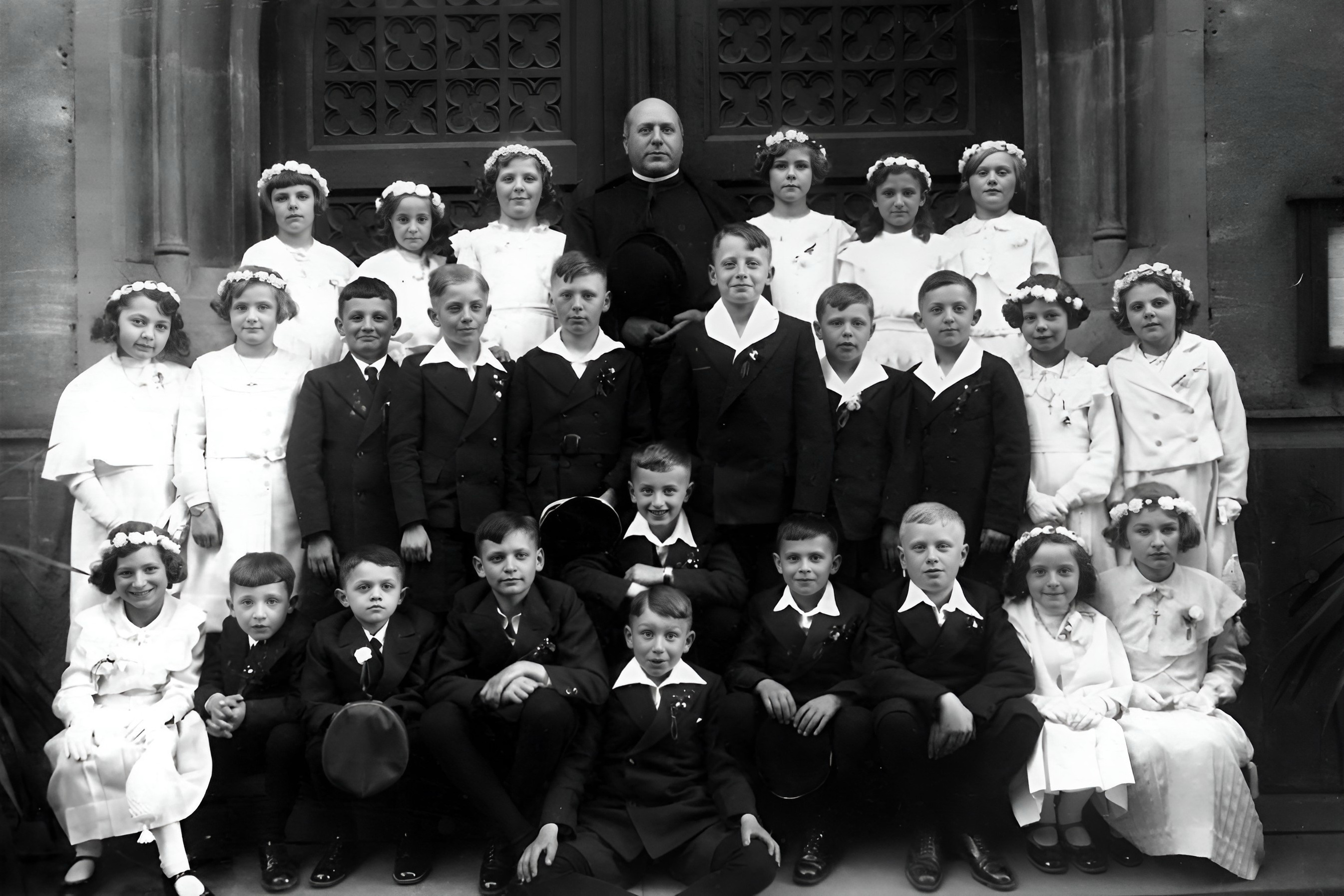 Gruppenfoto Kommunionkinder an der Pfarrkirche St. Pankratius