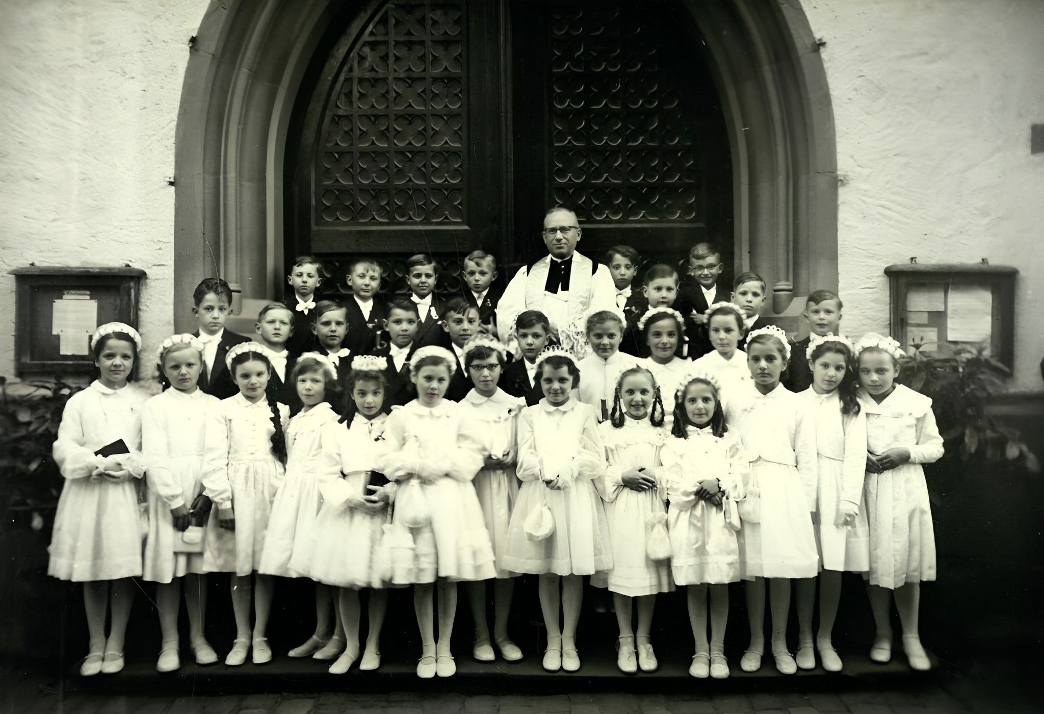 Gruppenfoto Kommunionjahrgang 1947/1948 vor der Pfarrkirche St. Pankratius