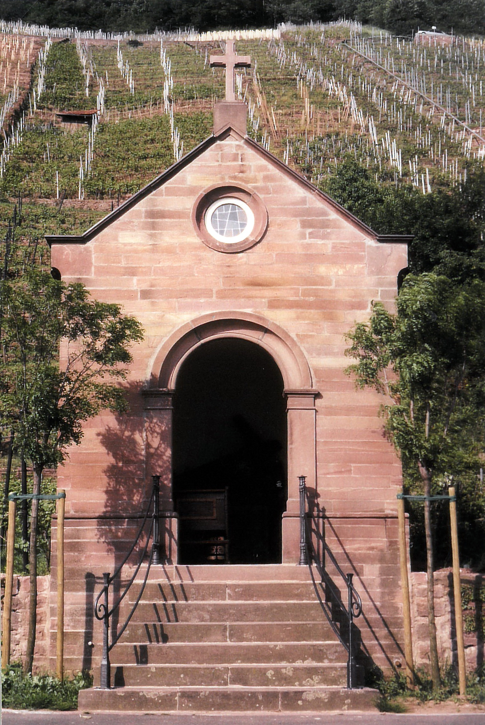 Außenansicht der Wegkapelle nach der ersten Sanierung
