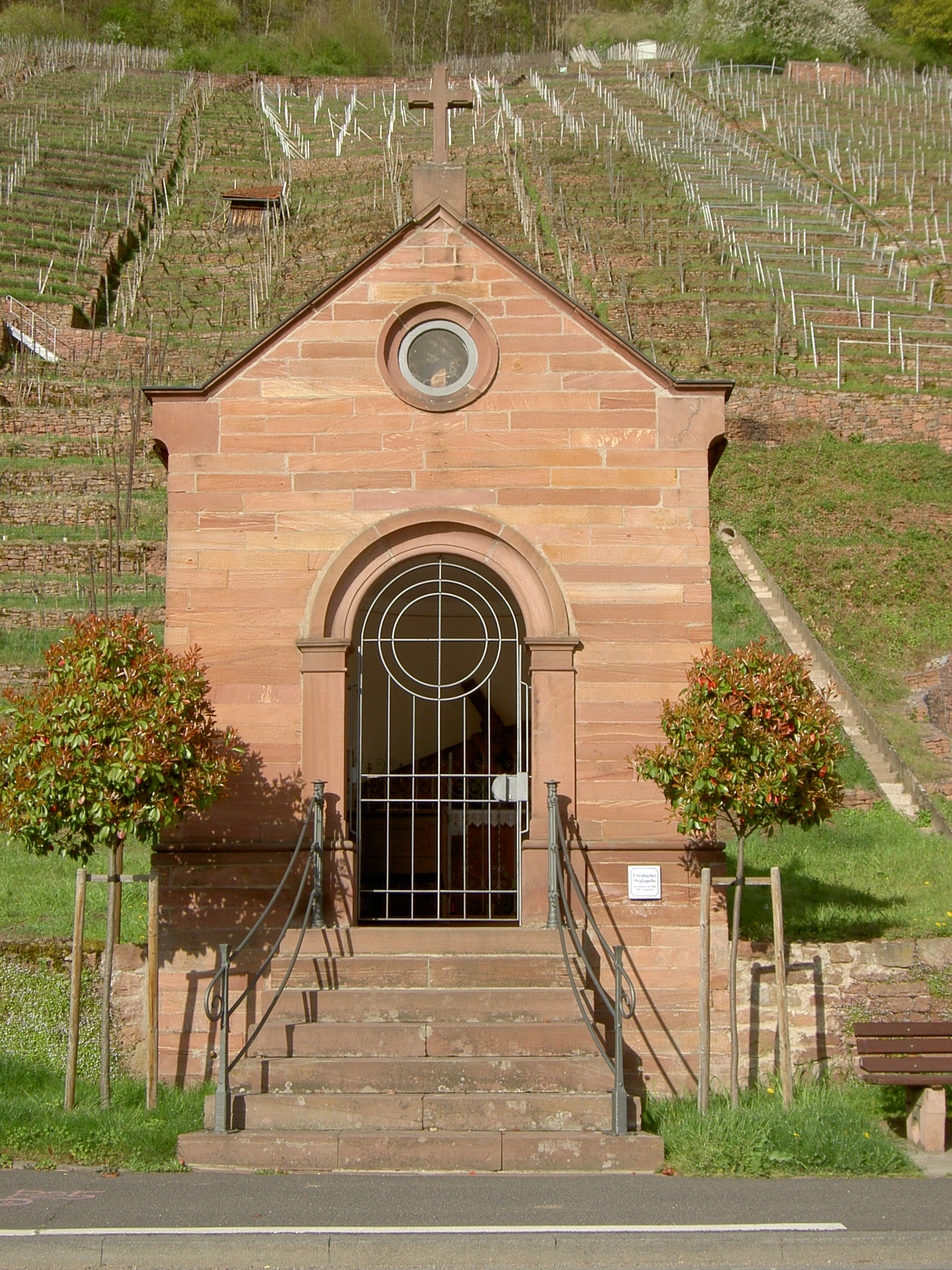 Außenansicht der Wegkapelle nach der erneuten Sanierung
