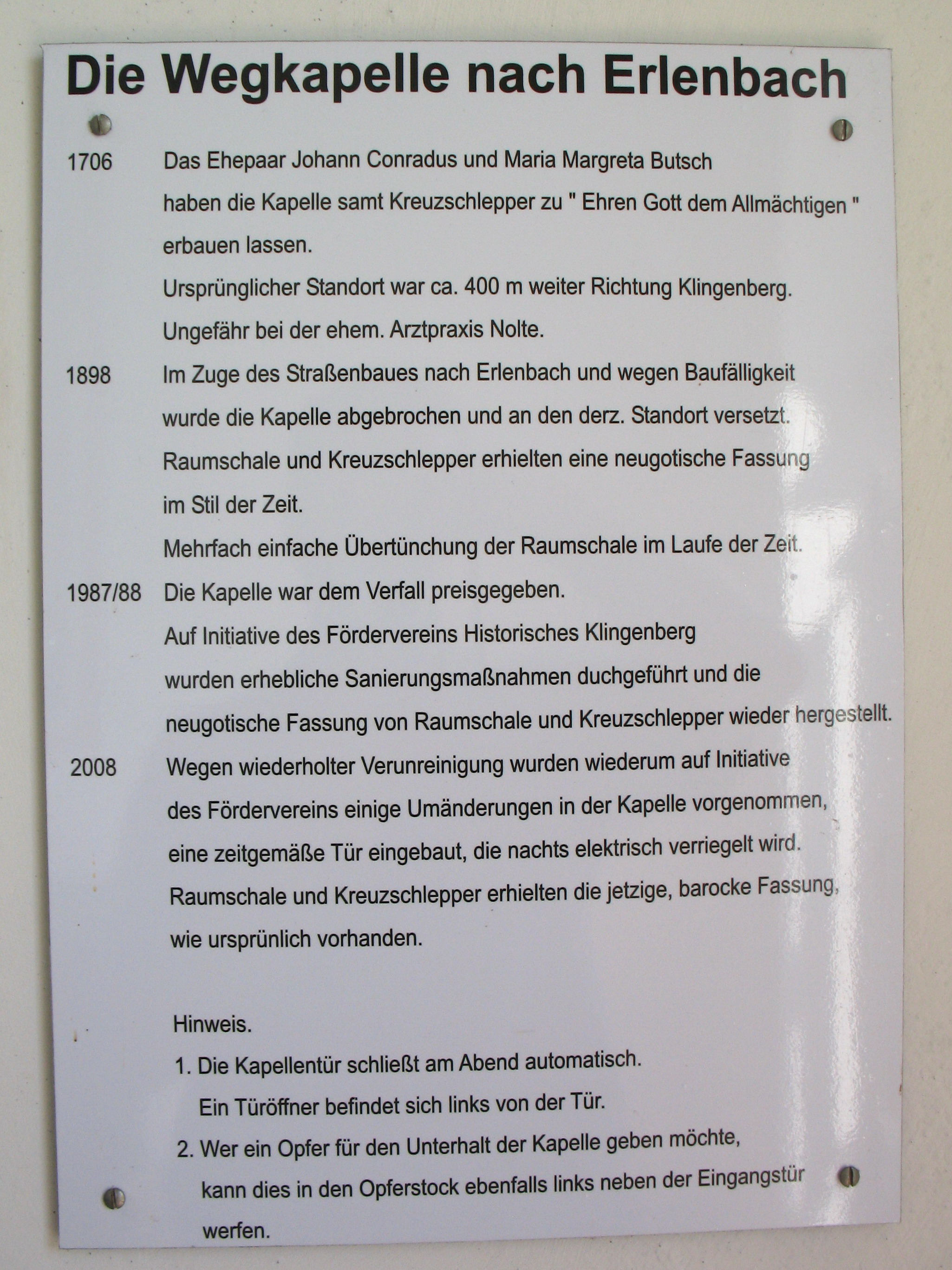 Hinweisschild mit Chronologie der Wegkapelle