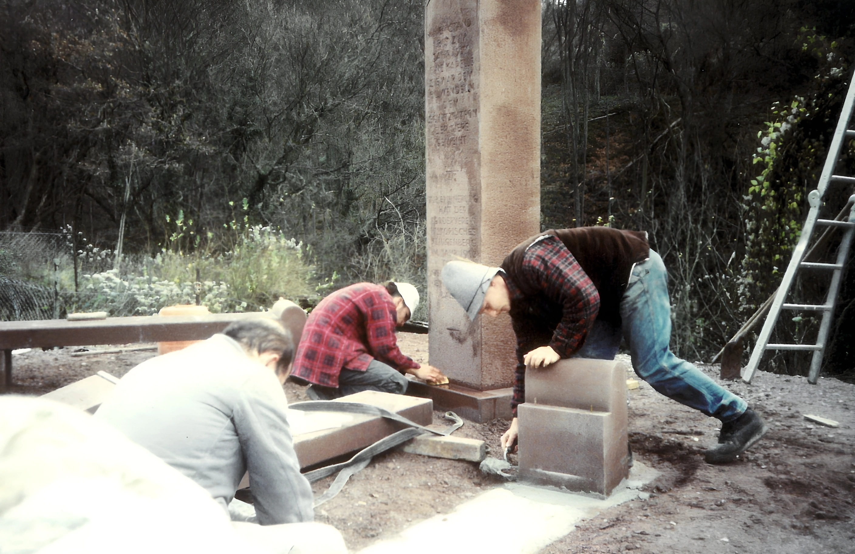 Bei der Errichtung des Gedenksteins