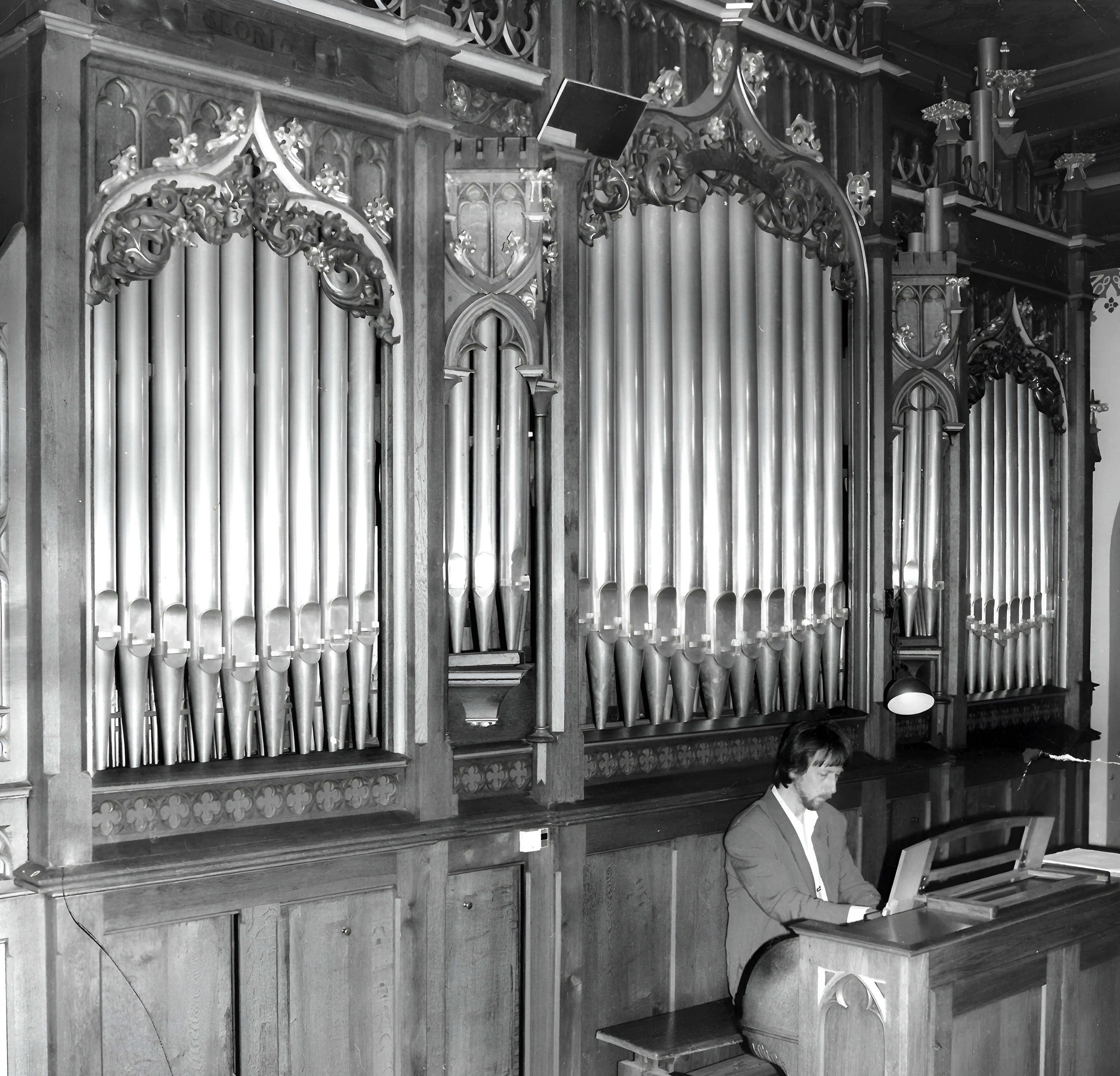 Regionalkantor Peter Schäfer an der Schlimbach-Orgel