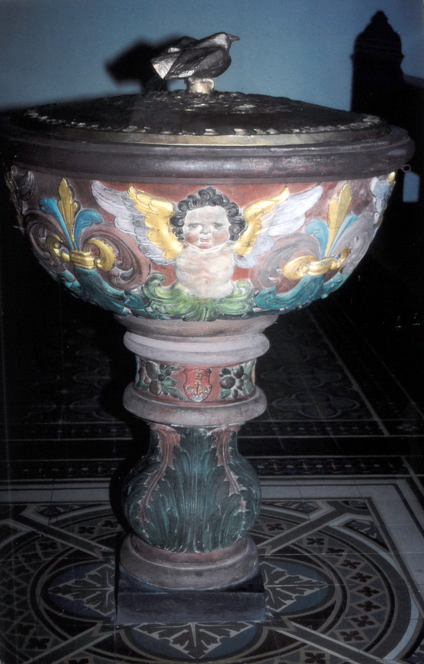 Der barocke Taufstein nach der Renovierung 1998