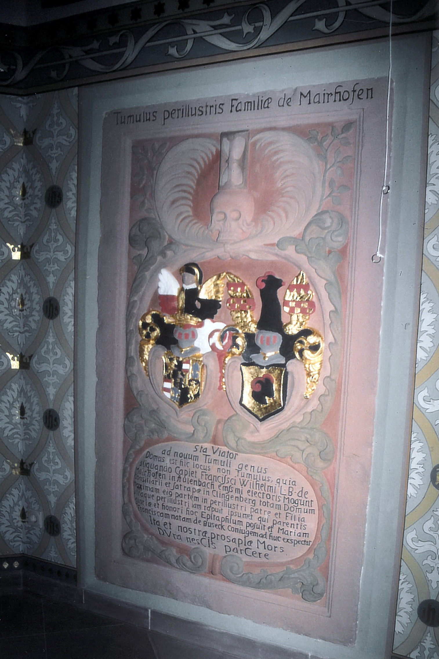 Grabsteinplatte nach Anbringung im Chorraum