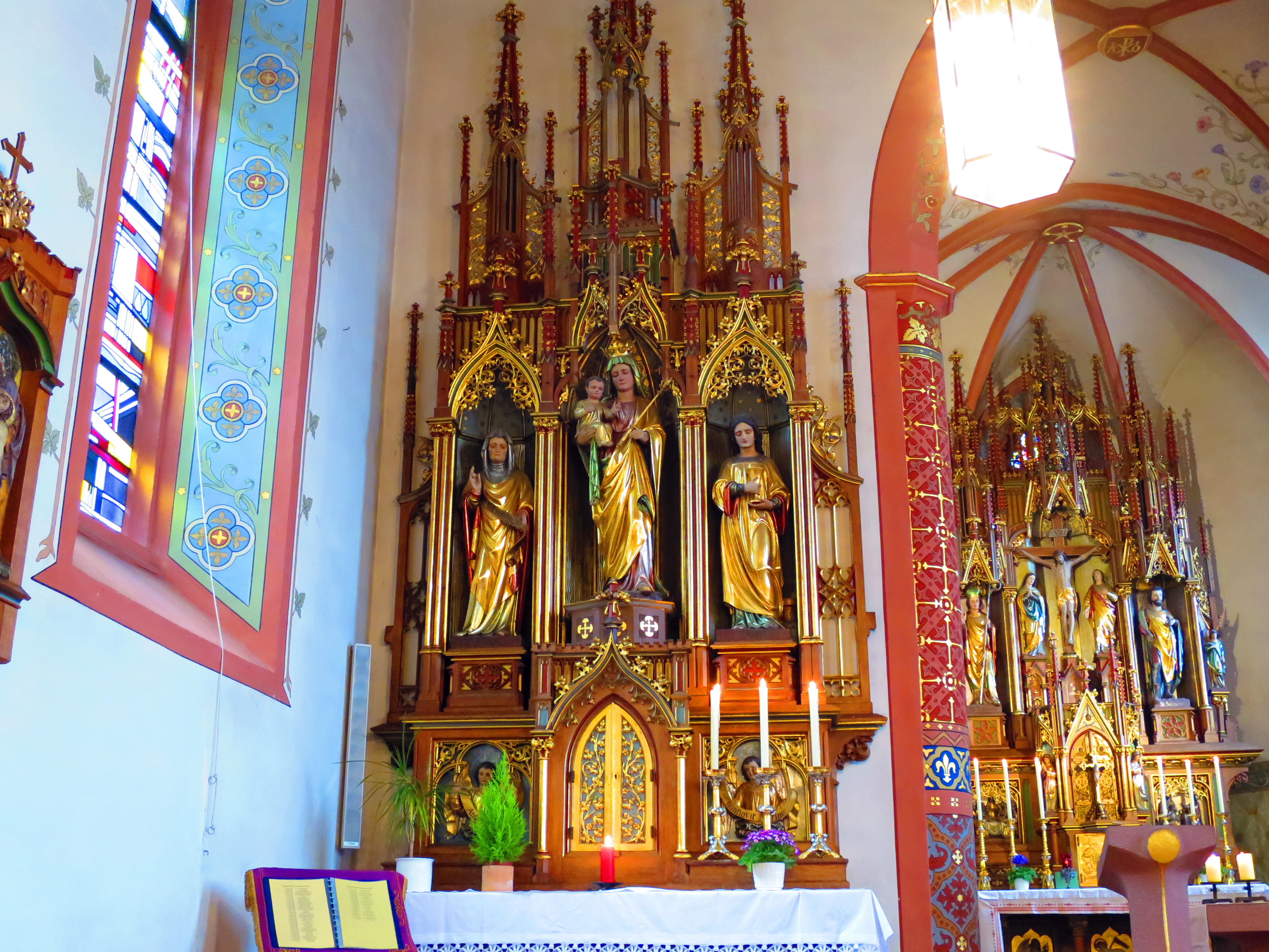 Der Marienaltar und der Hochaltar