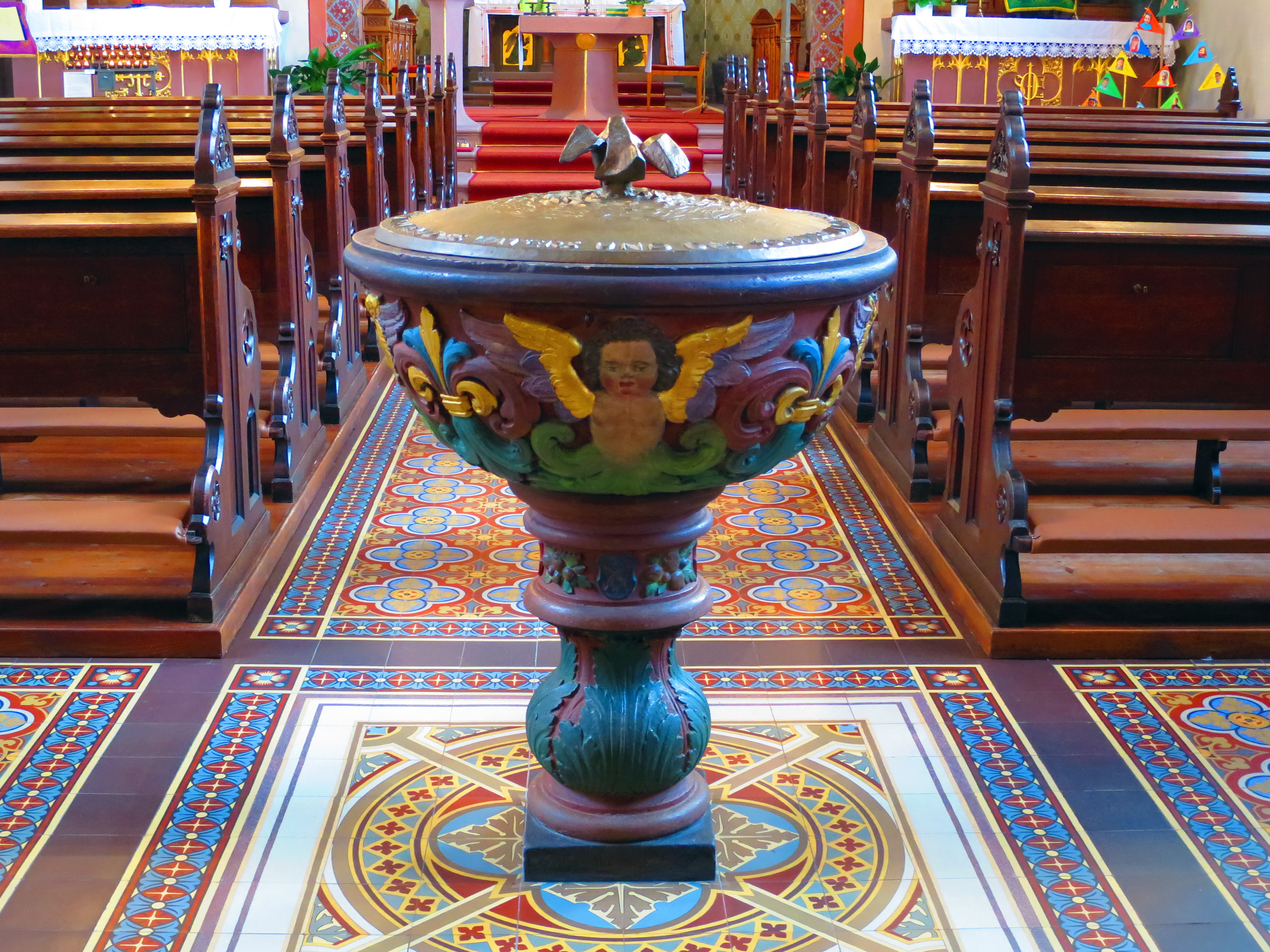 Der barocke Taufstein in der Kirchenmitte