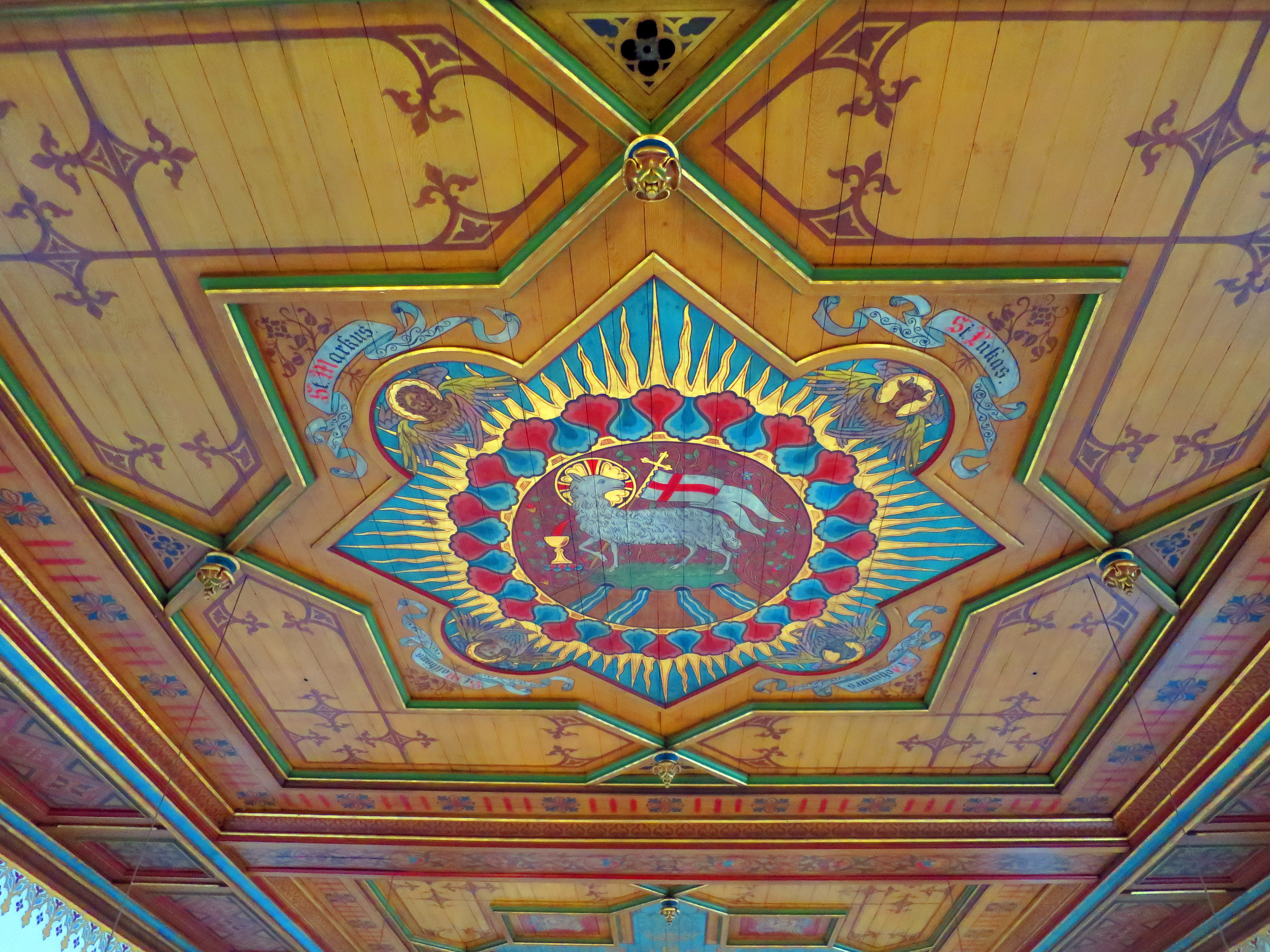 Detailansicht der Holzdecke im Mittelschiff mit der Abbildung des Lamm Gottes