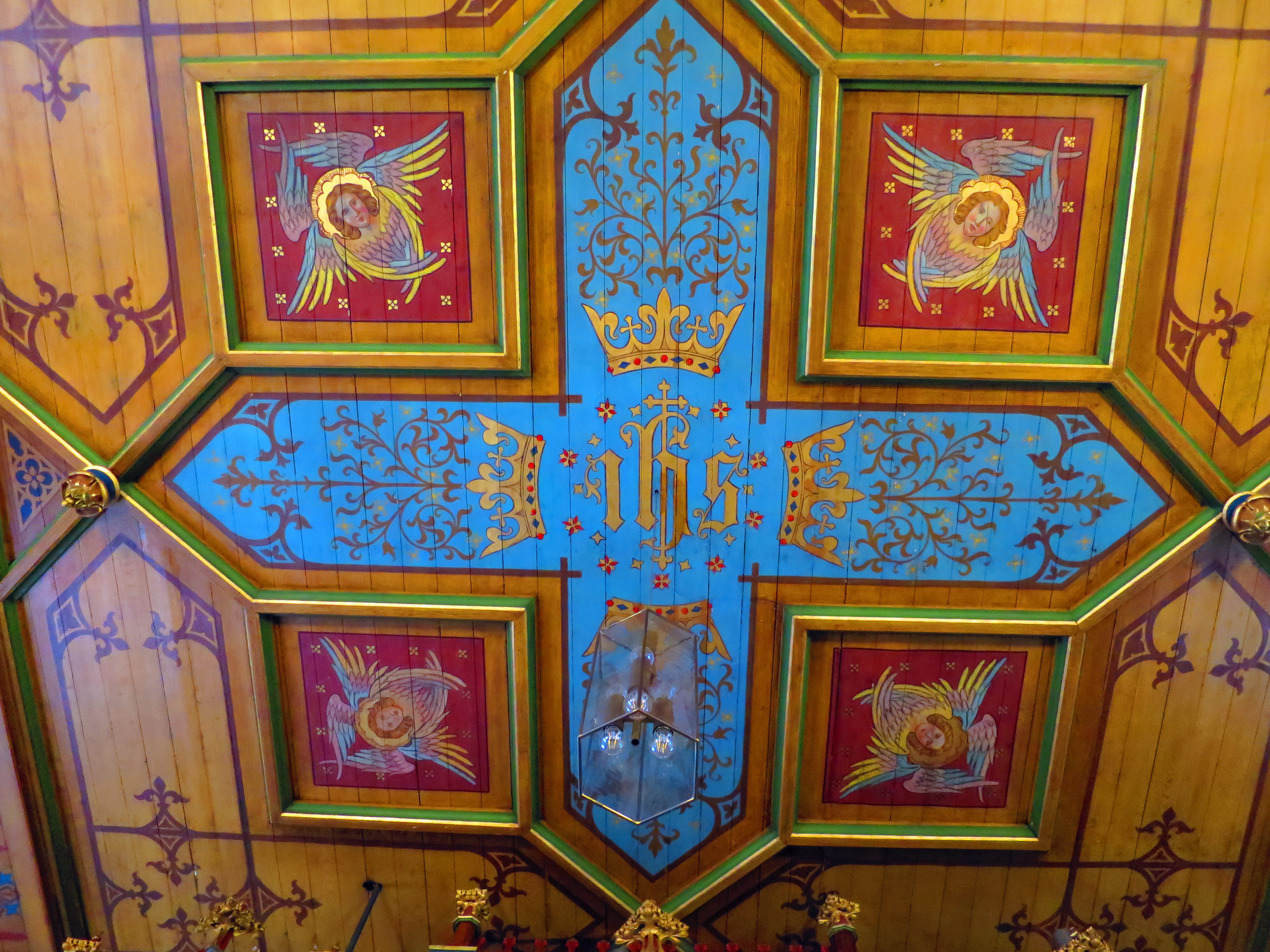 Detailansicht der Holzdecke im Mittelschiff mit der Abbildung der vier Evangelisten