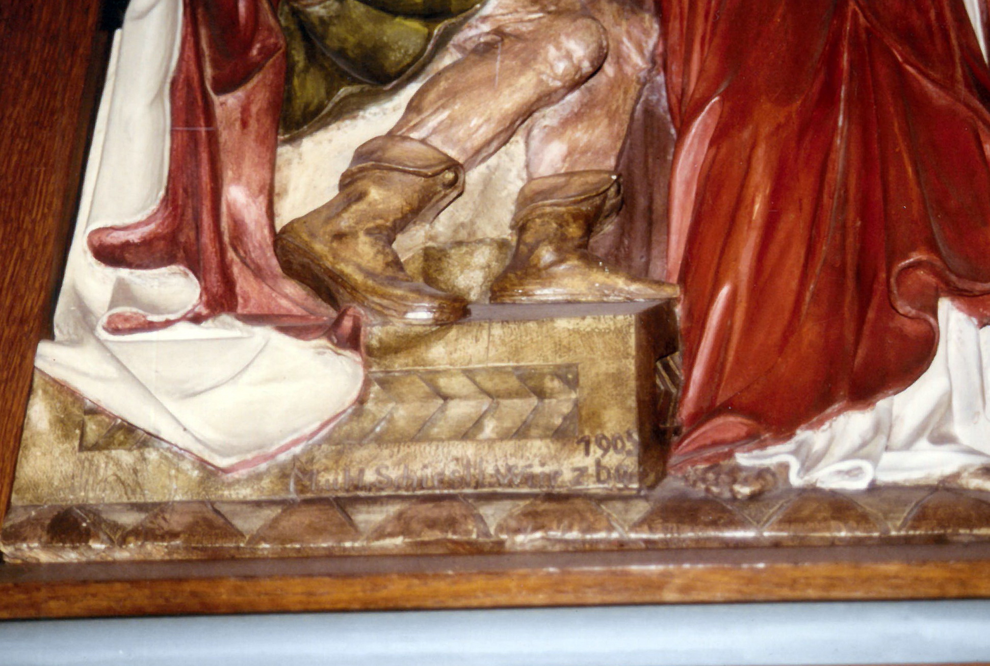 Die Signatur des Kreuzwegs an der Station 1