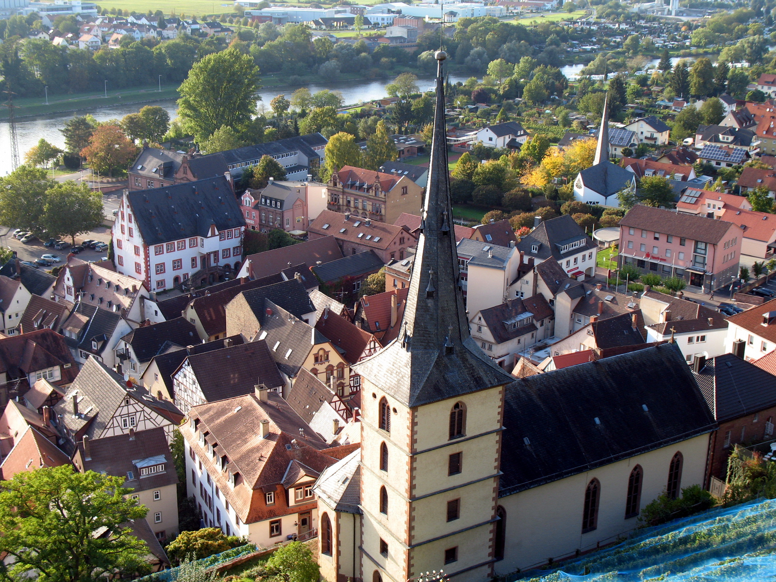 Blick auf  die Pfarrkirche von der Clingenburg