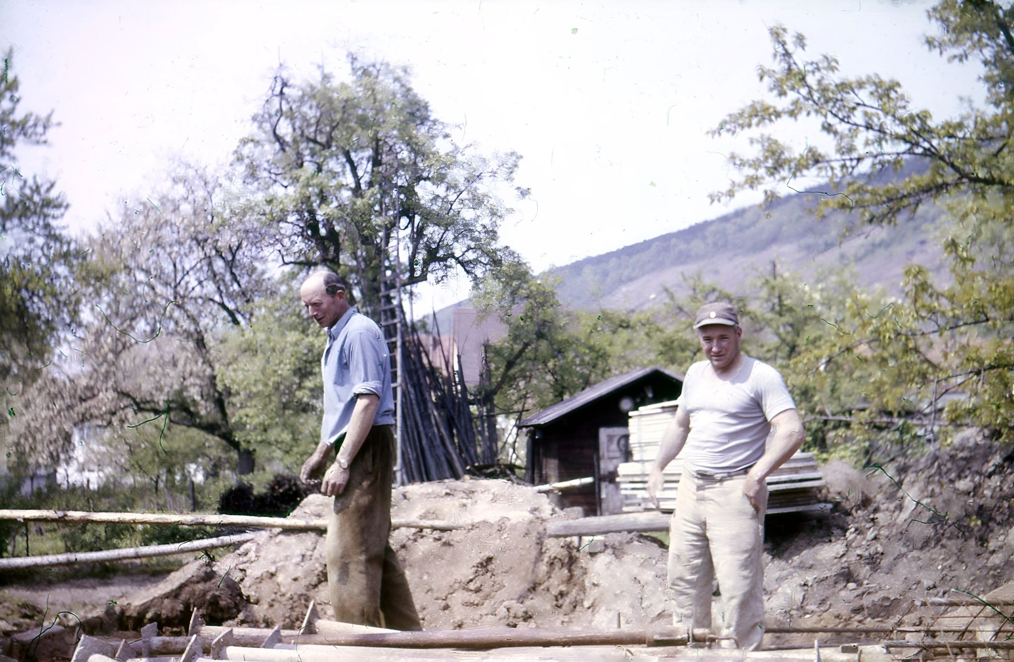 Der Boden für das Fundament wird ausgehoben