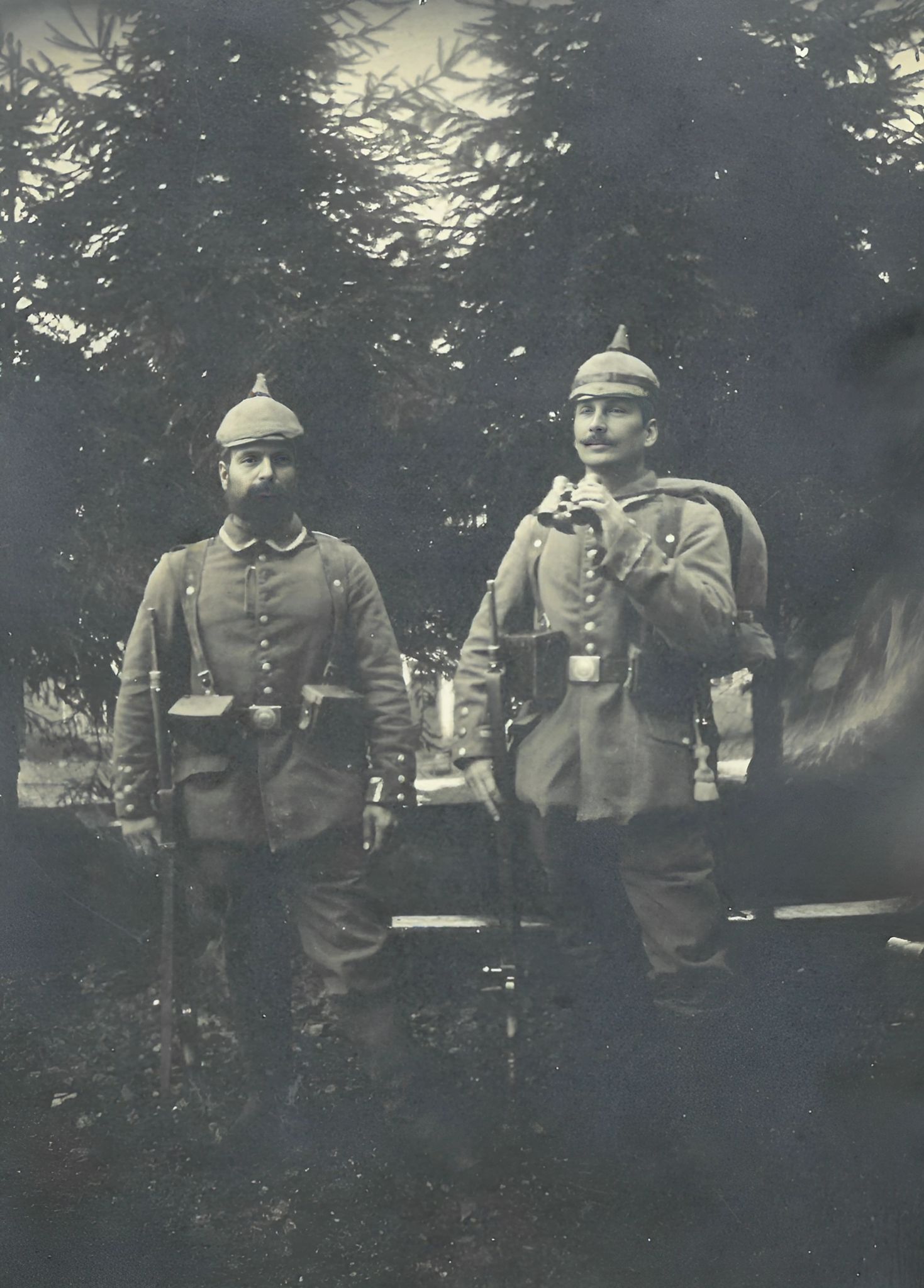 Rechts: Uffz Josef Krug 1915