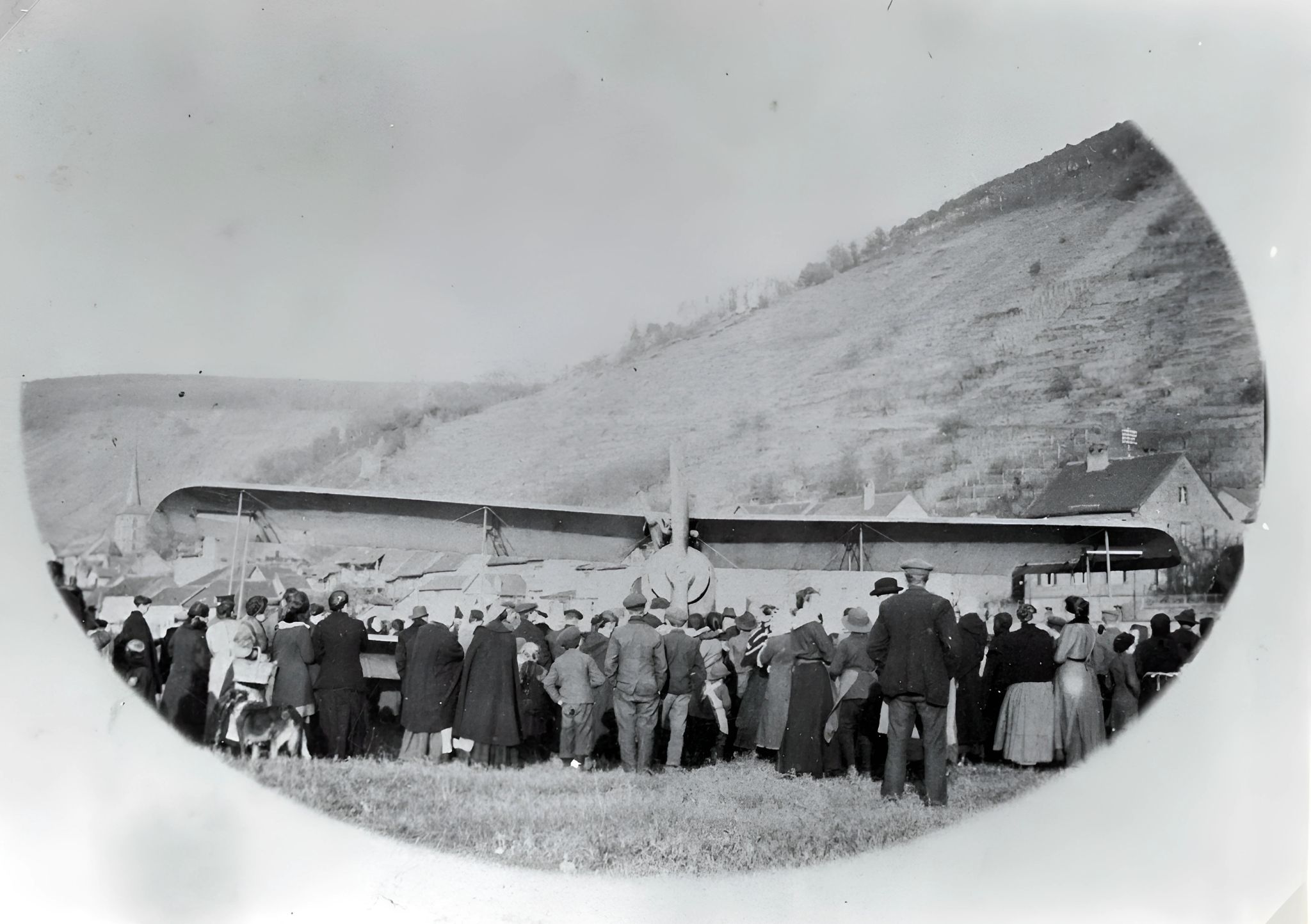 Pilot Otto Wolz landet auf dem Maindamm 1916