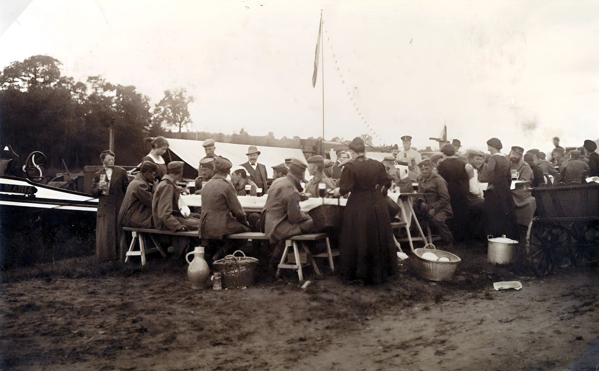 Verpflegung Verwundeter am Klingenberger Mainufer  1914
