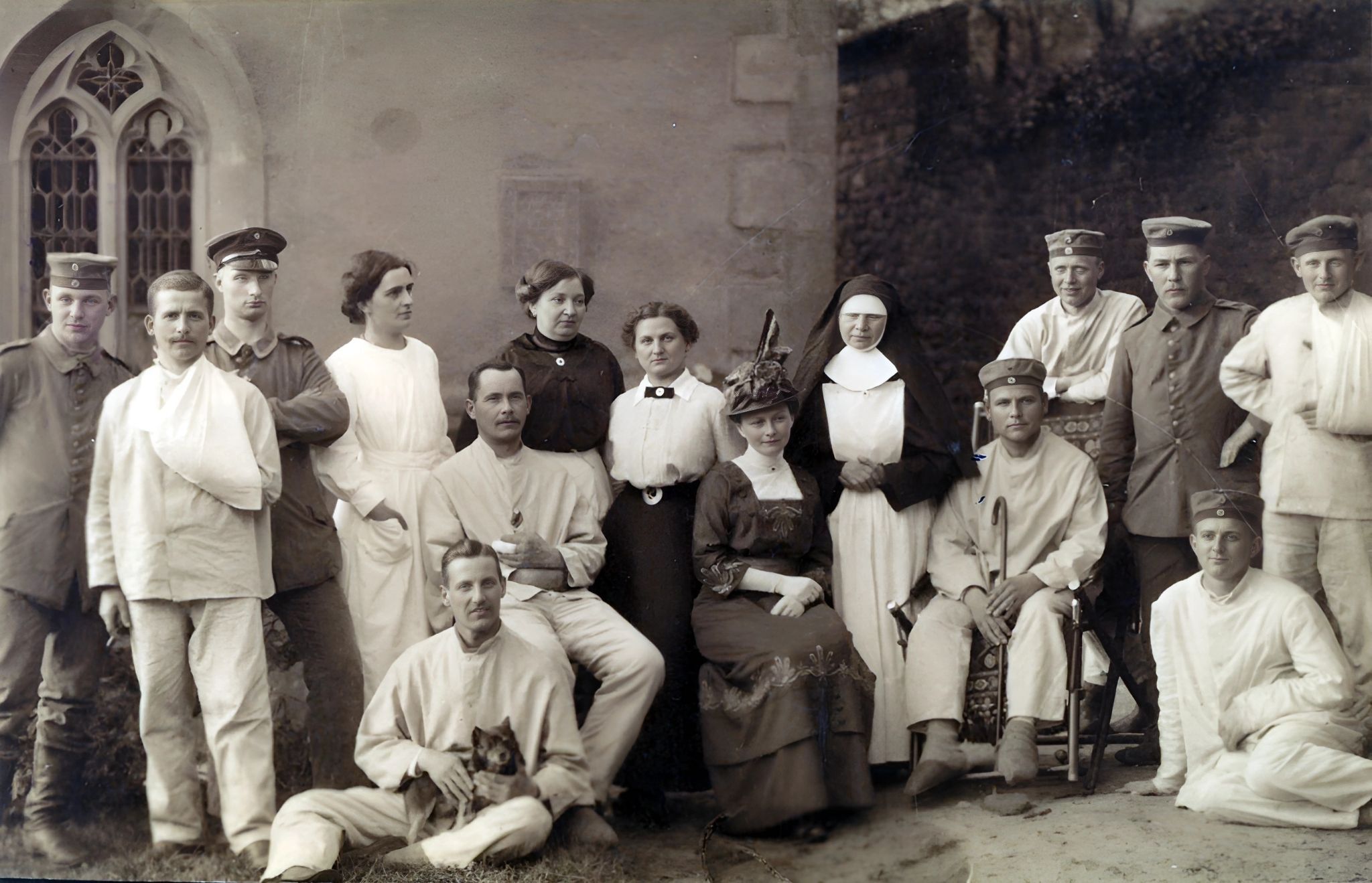Gruppenfoto im Garten der Pfarrkirche St. Pankratius in Klingenberg Sommer 1915