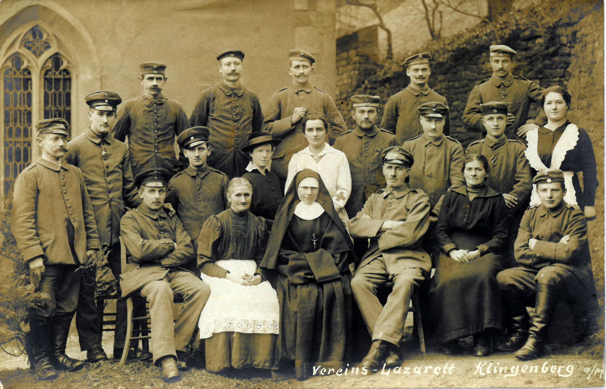 Gruppenfoto im Garten der Pfarrkirche St. Pankratius in Klingenberg 1914