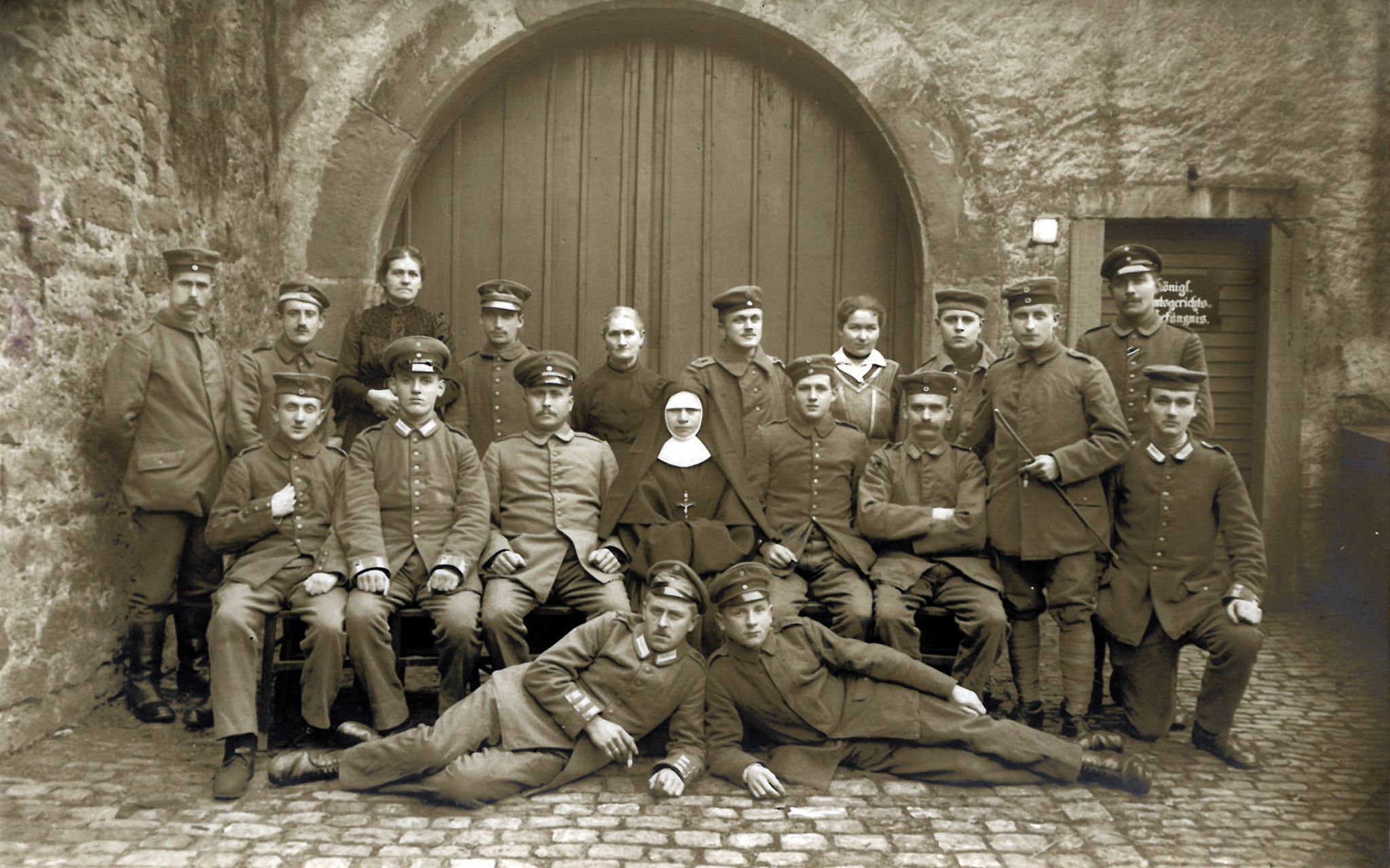 Gruppenfoto vor dem Eingang der ehem. Zehntscheuer 1916