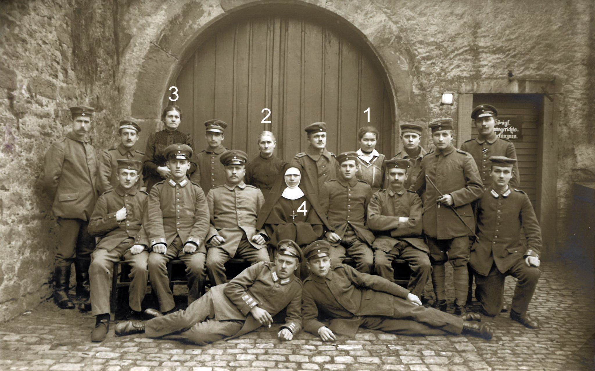 Gruppenfoto vor dem Eingang der ehem. Zehntscheuer 1916 (teilweise mit Namen)