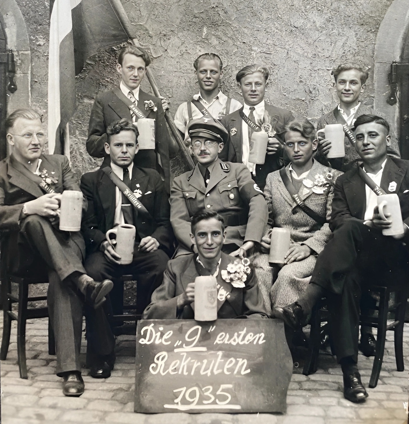 Gruppenfoto 1935 des Jahrgangs 1914 bei der Musterung - Ausschnitt und Beschreibung