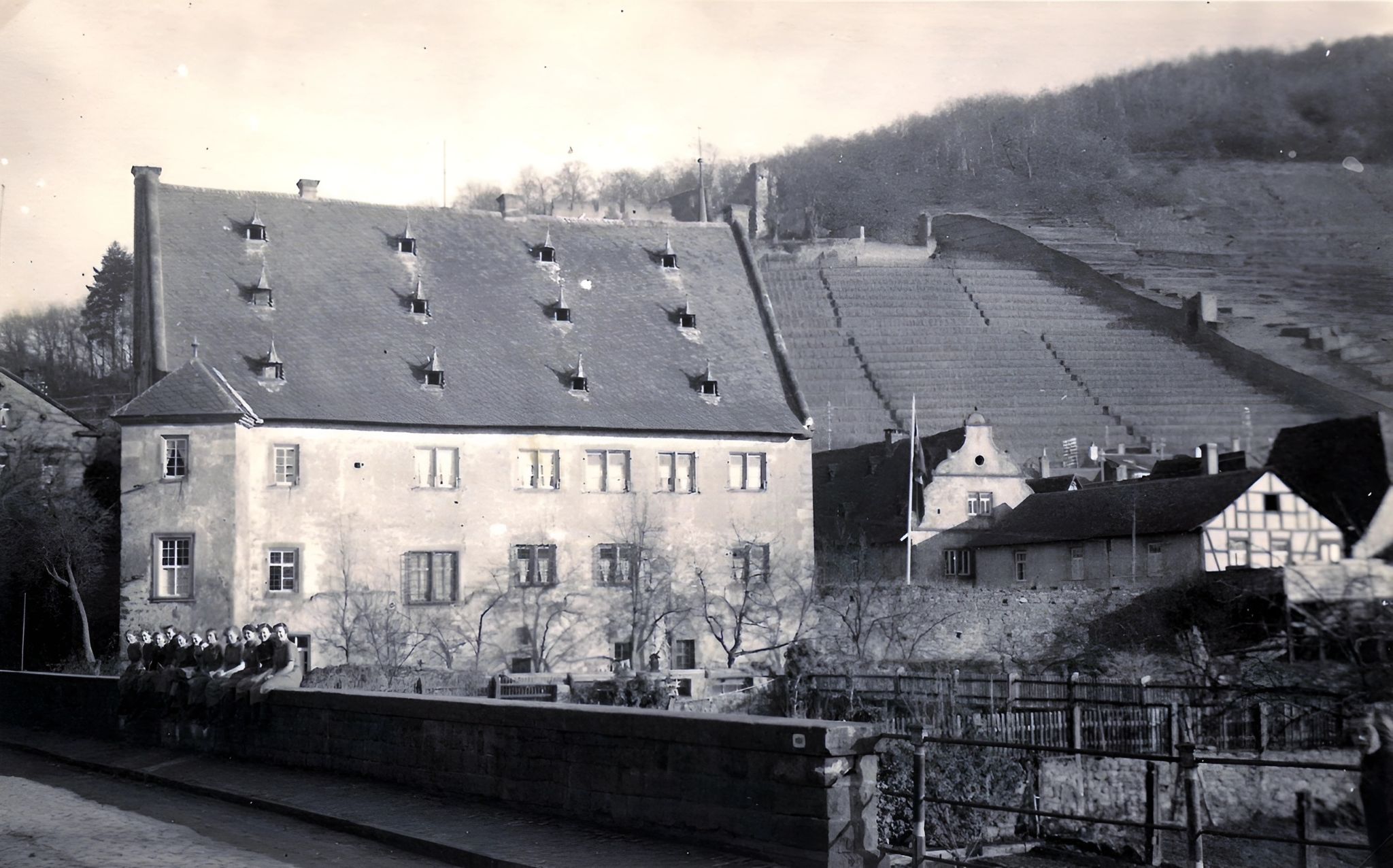 Arbeitsmaiden vor dem Schloss 1937