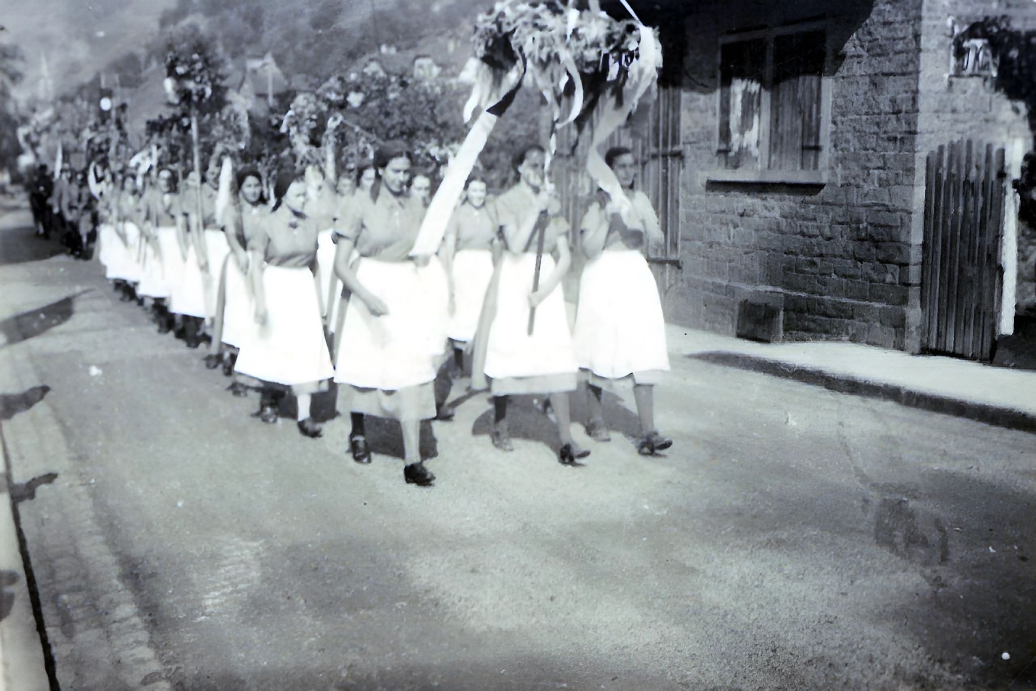 Arbeitsmaiden beim Erntedank-Umzug in der Wilhelmstraße 1937