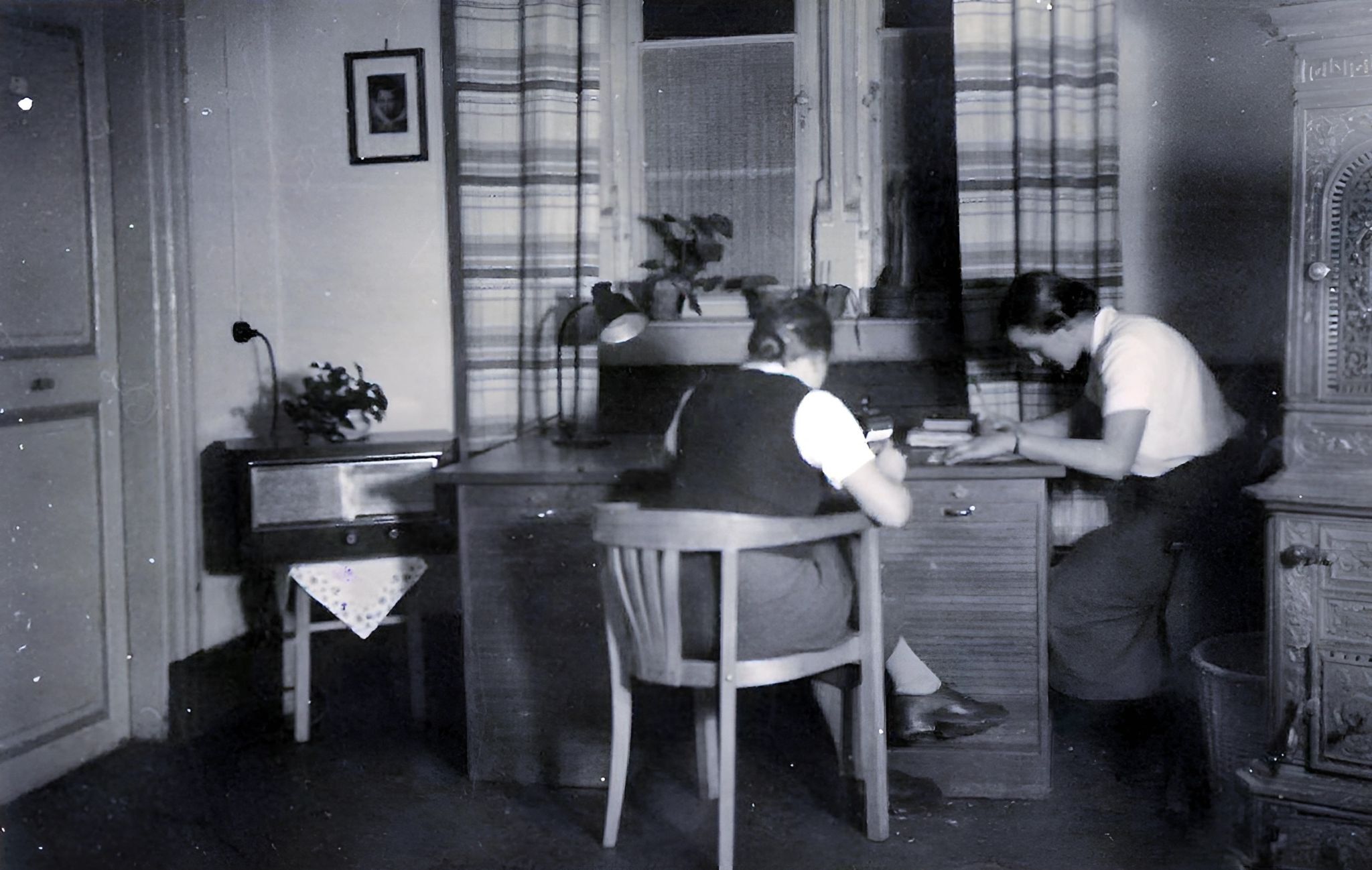 Arbeitsmaiden bei der Büroarbeit 1939